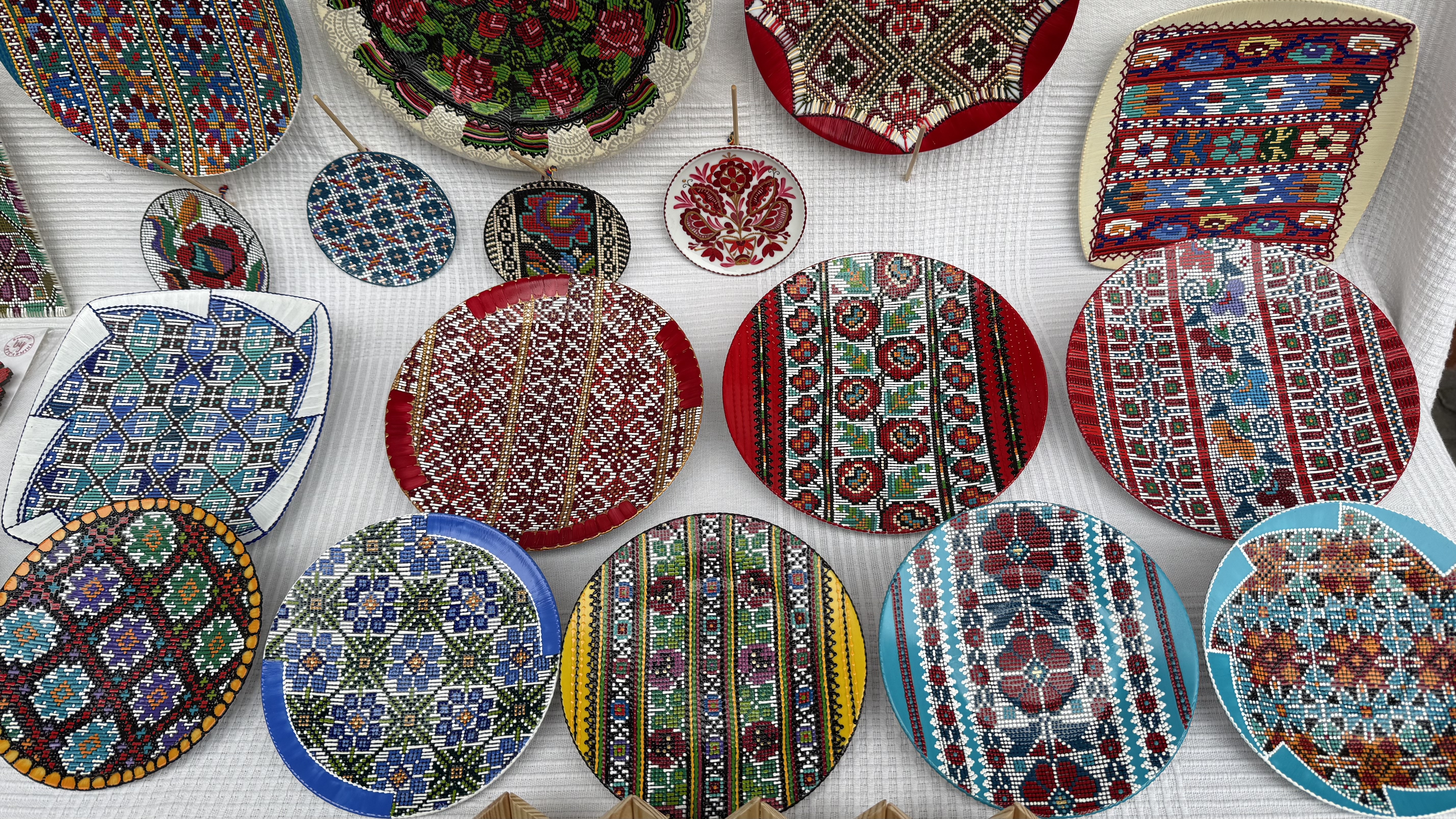 „Esență de Românie într-o farfurie”. Peter Brâncoveanu și broderiile pictate pe ceramică: „50 de lei sau 10 euro! Am și Revolut”
