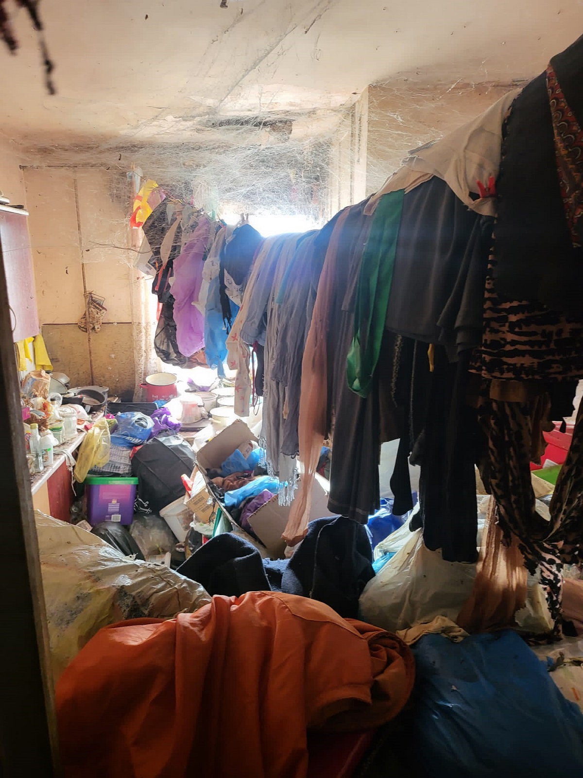 Un apartament din Baia Mare a fost curățat de tone de gunoaie prin Ordonanță Președințială. Proprietara și fiica ei, duse la Spitalul de Boli Infecțioase