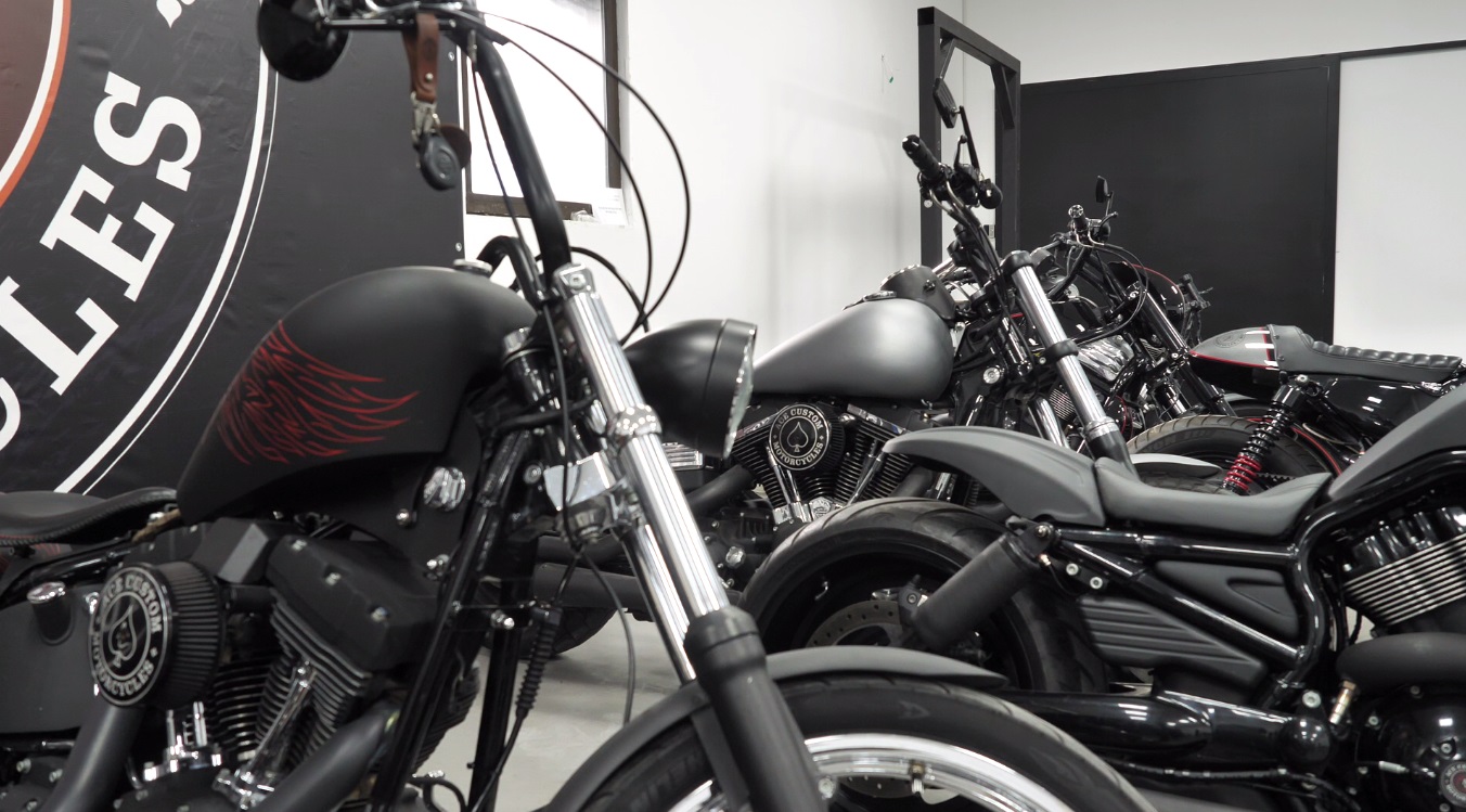 VIDEO / Românii care tunează motociclete la preț de apartament de lux. Bijuteriile pe două roți prind și 260 de kilometri pe oră