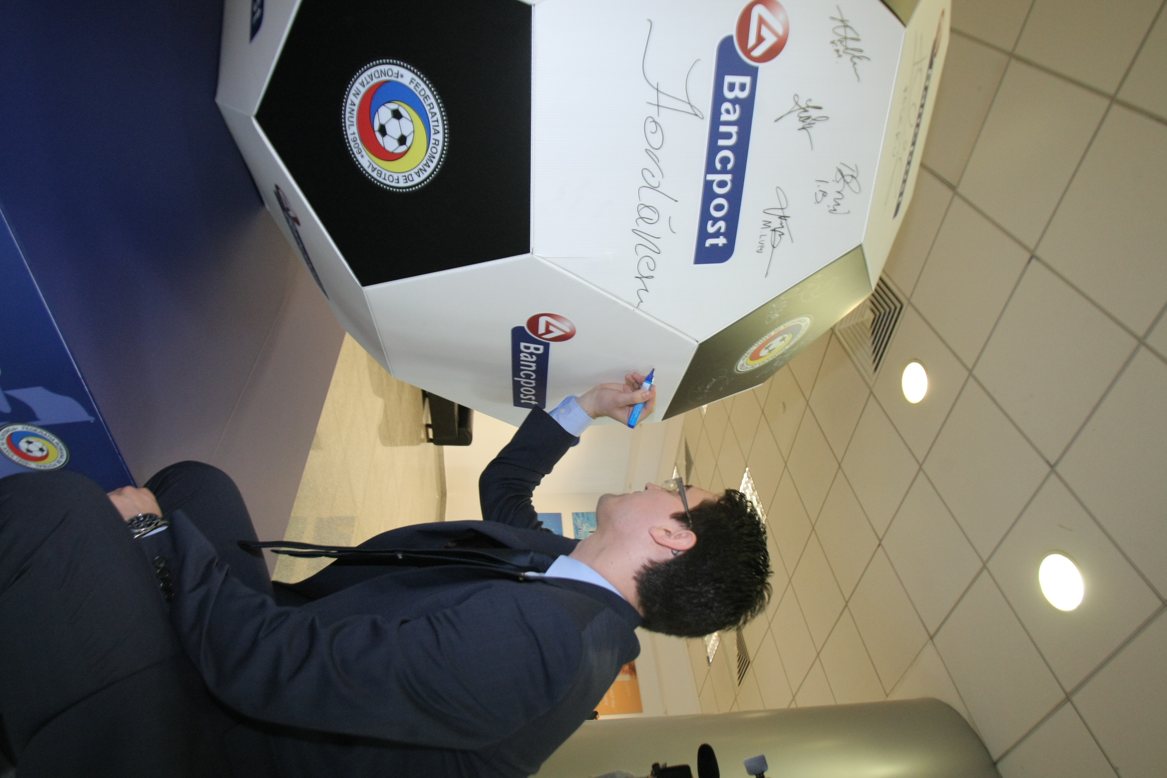 ROMÂNIA - FEROE, DUMINICĂ, ORA 19:00, TVR 1 / Tricolorii au făcut pe bancherii la sediul noului sponsor. Repriză de autografe și fotografii / GALERIE FOTO