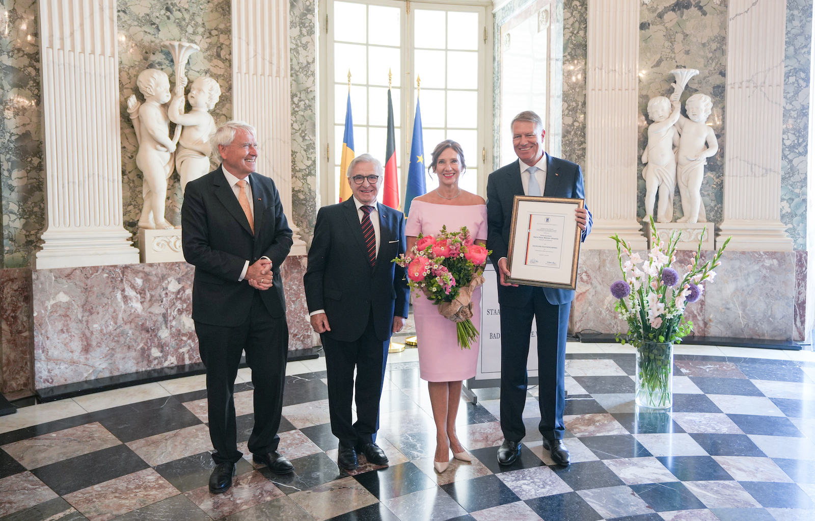 Imagini cu Carmen Iohannis, într-o campanie de promovare a unui magazin de bijuterii. Cât costă inelul și colierul purtate de ea
