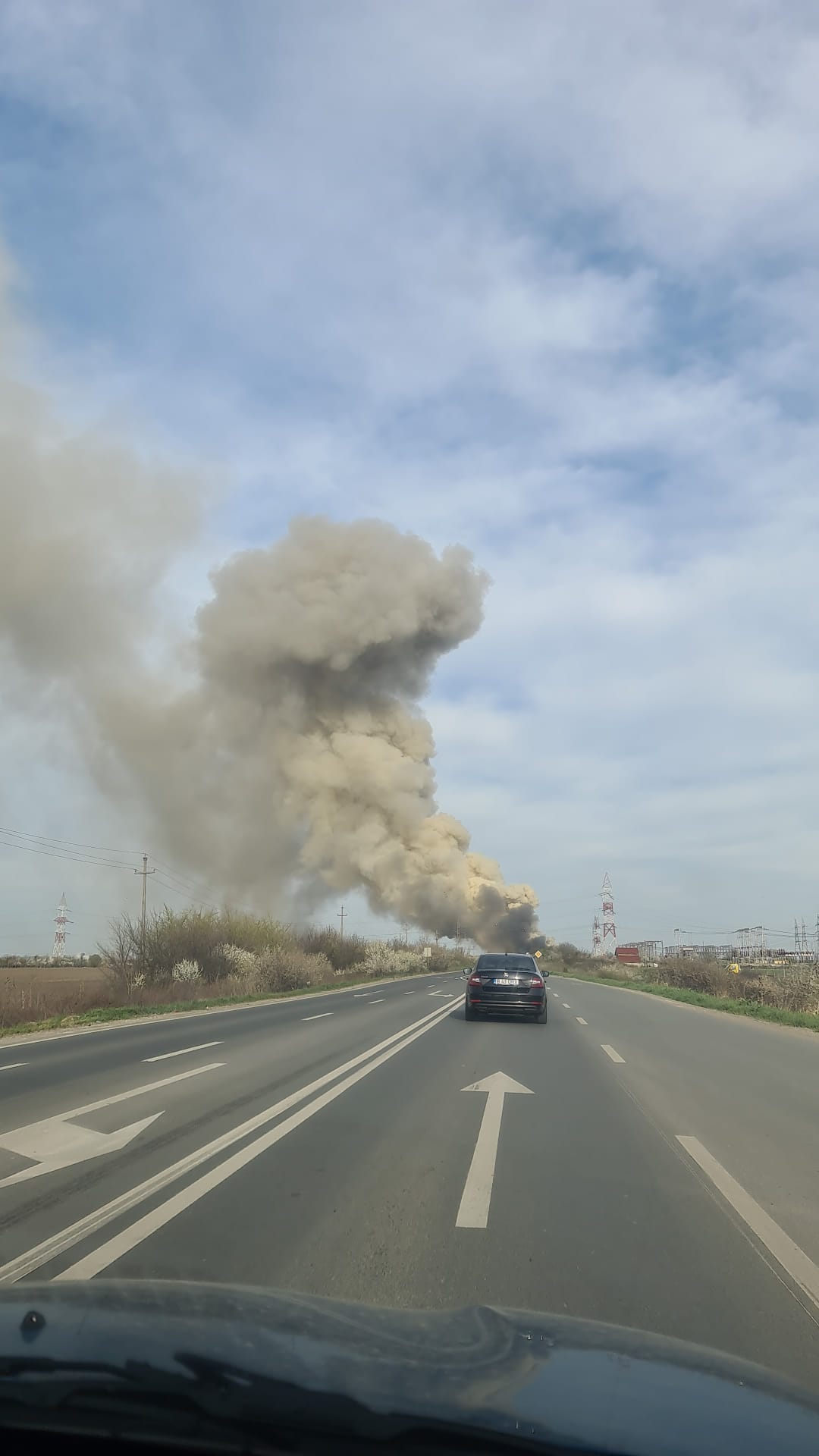 Incendiu puternic în Timișoara, la o fostă fabrică de țigări. În hala de lângă e depozitat azotat de amoniu lichid