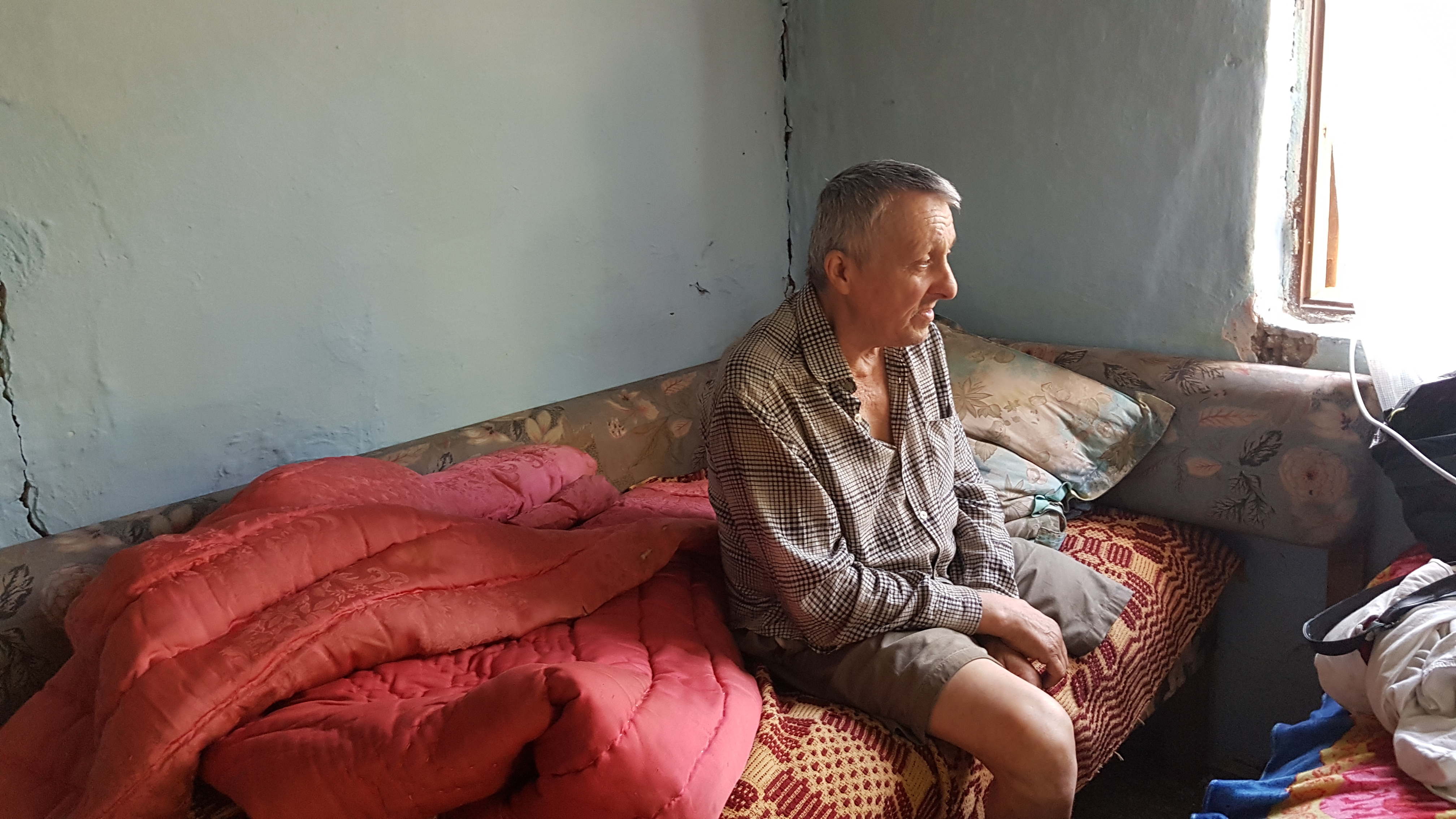 Darul unor săteni din Dâmbovița și al unei asociații pentru un bărbat invalid, cu un fiu bolnav, care trăiește din 142 de lei pe lună: îi vor reconstrui casa