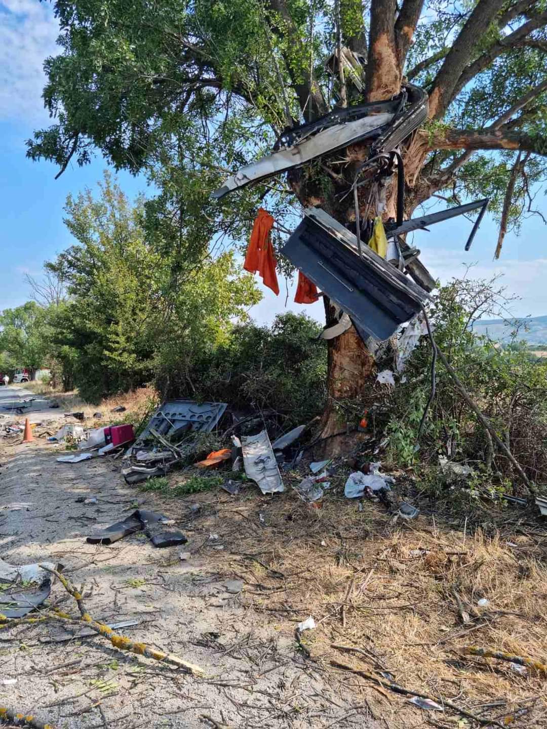Imagini teribile cu autocarul românesc implicat în accident în Bulgaria. Bucăți din vehicul au rămas agățate de un copac