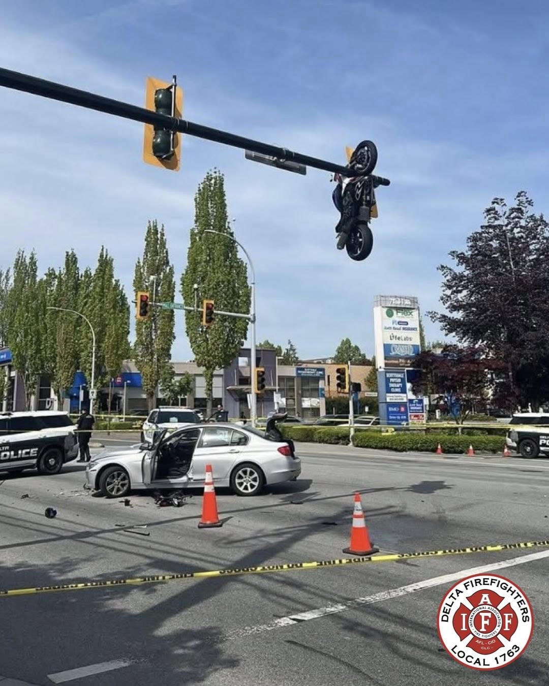 O motocicletă a ajuns suspendată pe semafor, după un accident grav, în Canada: „Mission: Impossible, dar pilotul este în stare gravă!” | VIDEO