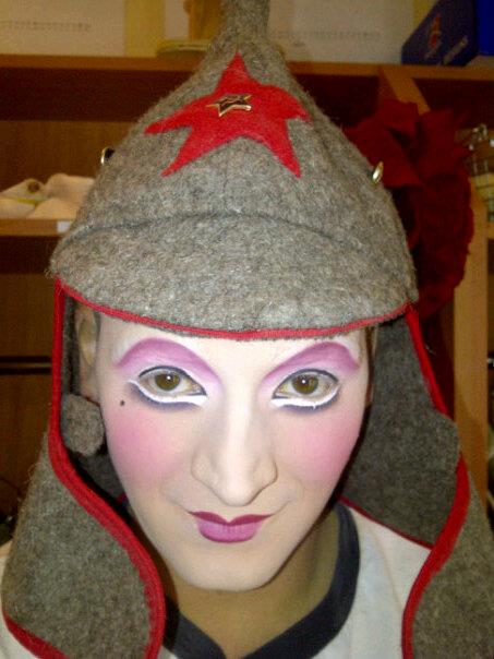 GIMNASTICĂ / Rareş Orzaţă, românul de la Cirque du Soleil, joacă rolul Reginei Angliei / GALERIE FOTO