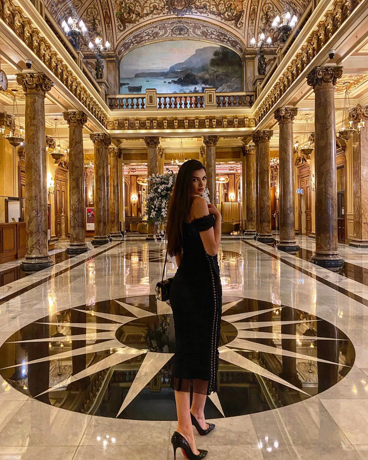 Ramona Gabor, uimită când i-a venit nota de plată la un restaurant din Dubai. A avut 12 feluri de mâncare