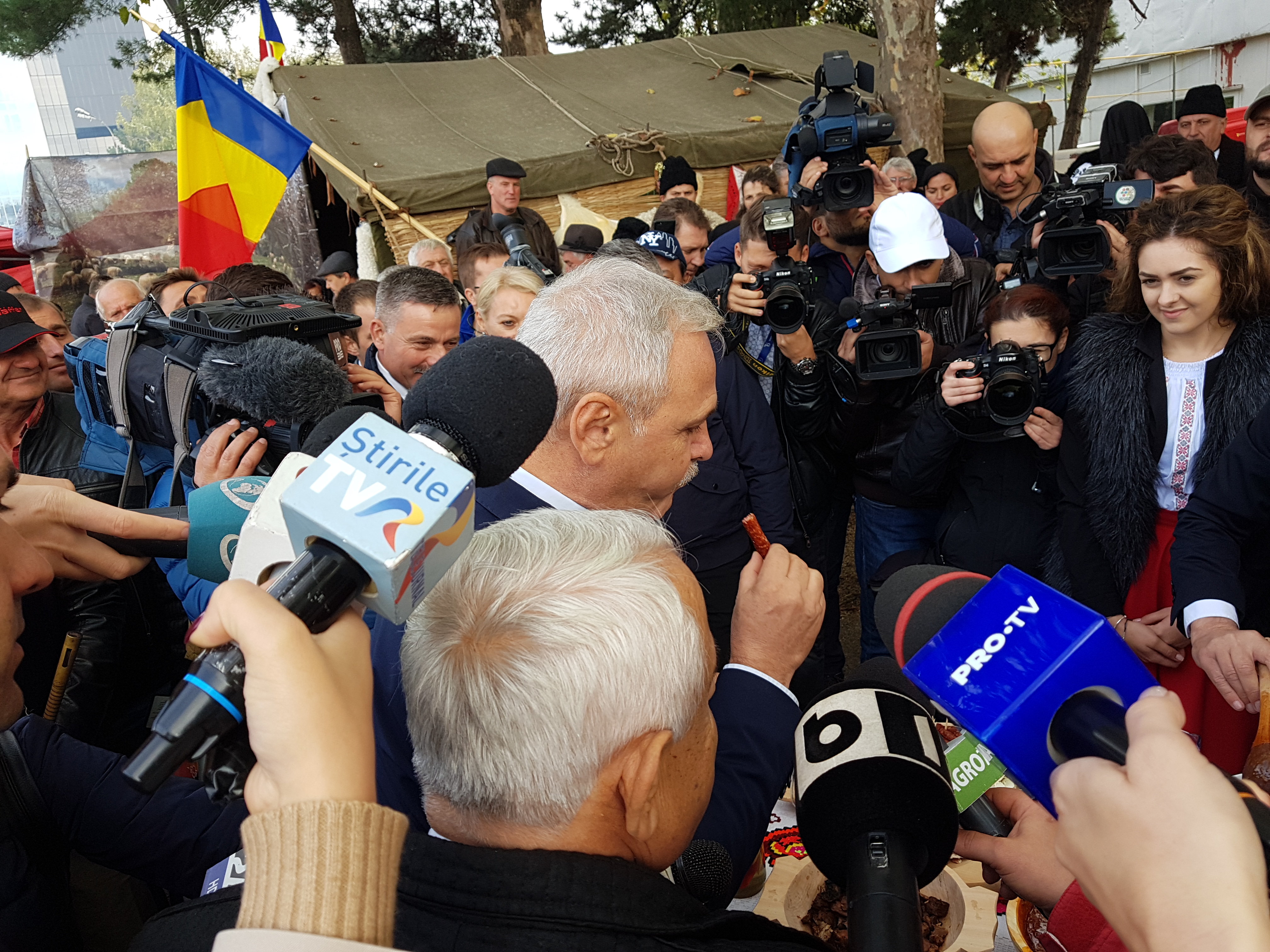 REPORTAJ. Dragnea și Daea, pe urmele oii, la Indagra: Au gustat pastramă, au probat căciuli și au făcut baie de mulțime