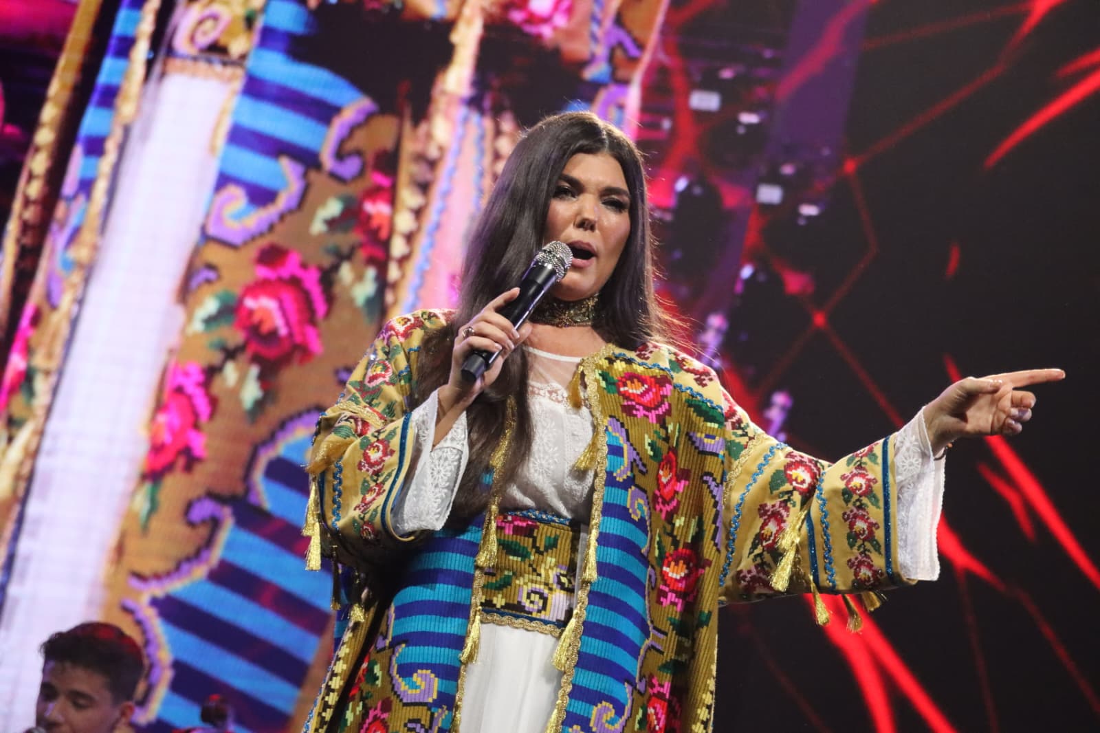 Cum a apărut Paula Seling pe scena de la Sala Palatului din București. A purtat ținute unicat, create dintr-un material special: „Aceste piese cândva decorau casa bunicii”