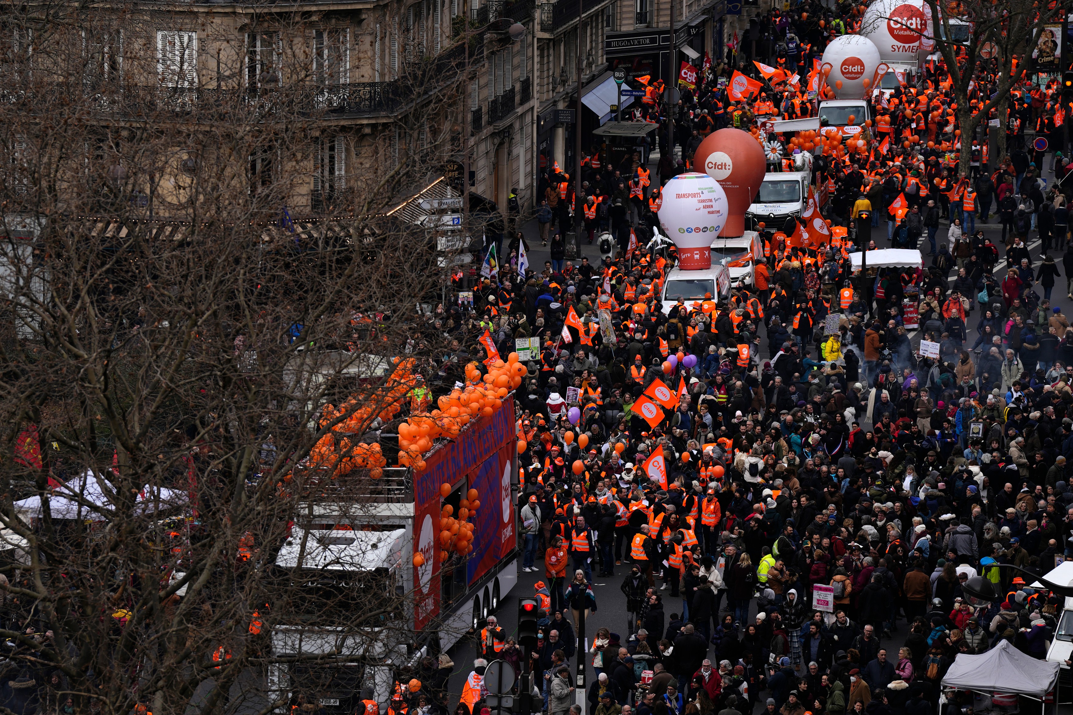 Peste 1,2 milioane de francezi, în stradă pentru a protesta față de proiectul lui Macron de creștere a vârstei de pensionare - VIDEO