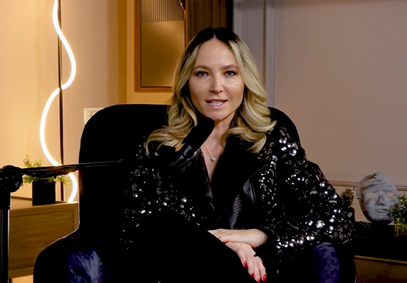 Octavia Geamănu l-a ironizat pe Smiley, după ce a purtat tricou roz și pantaloni largi: „E prea de tot”. Fanii artistului au criticat-o aspru pe fosta prezentatoare