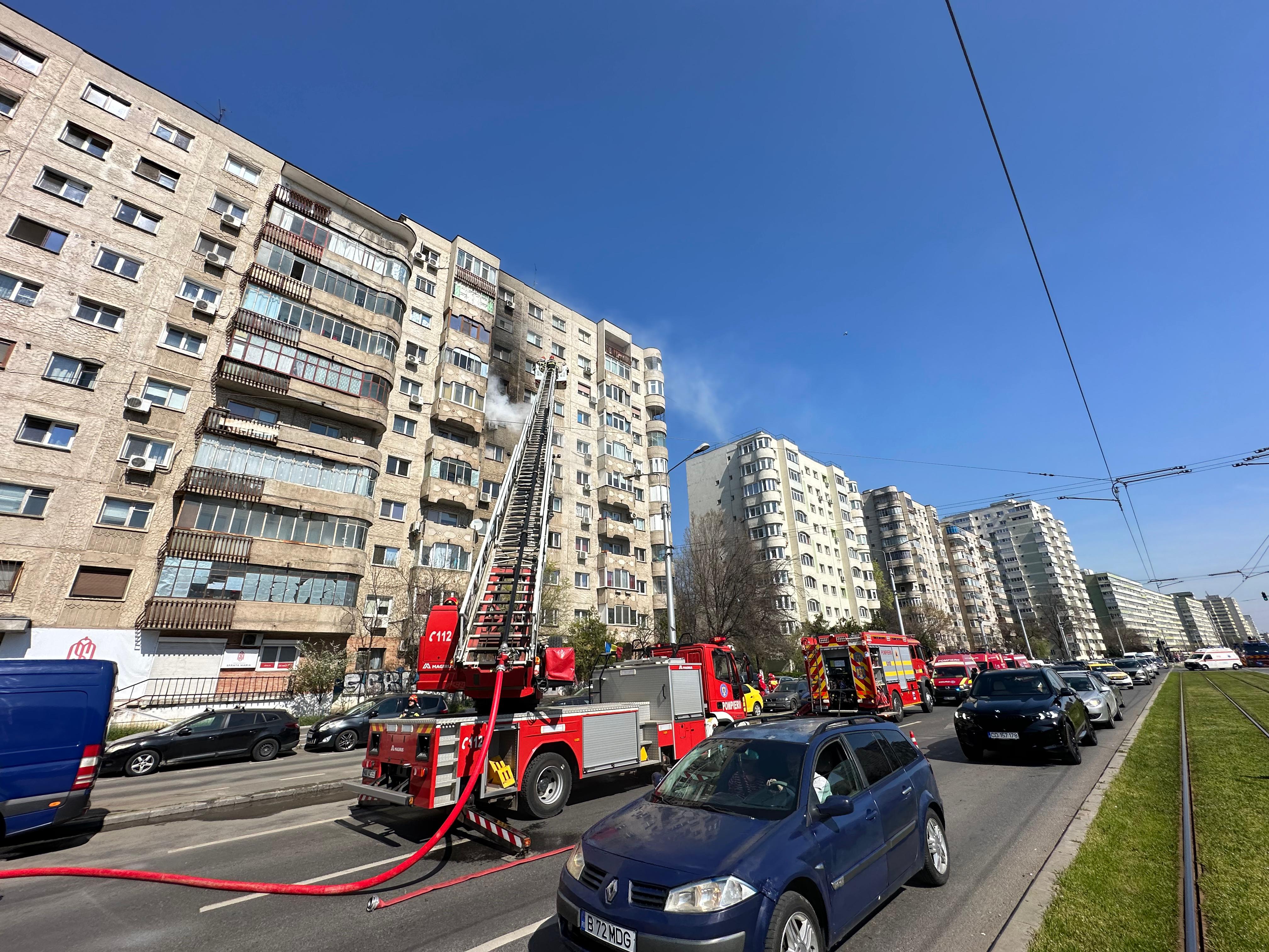 Incendiu la o locuință dintr-un bloc din Capitală. Zeci de locatari, evacuați, cinci au ajuns la spital