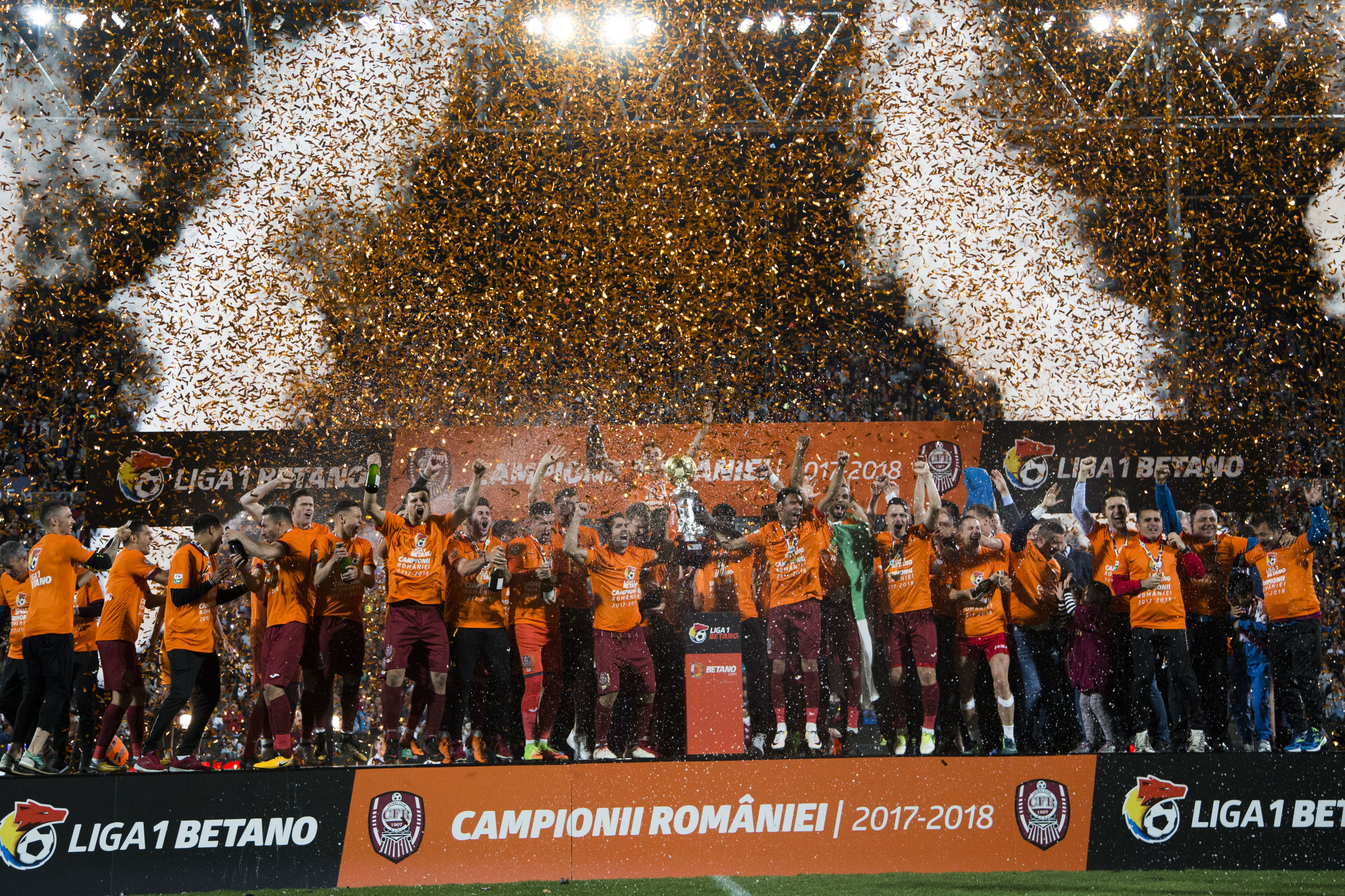 CFR Cluj, campioana României la fotbal în 2018. Imaginile bucuriei. ”Bursucul” vrea să continue, dar e sigur: ”Dacă jucam ca Barcelona eram acum pe locul 8” / FOTO