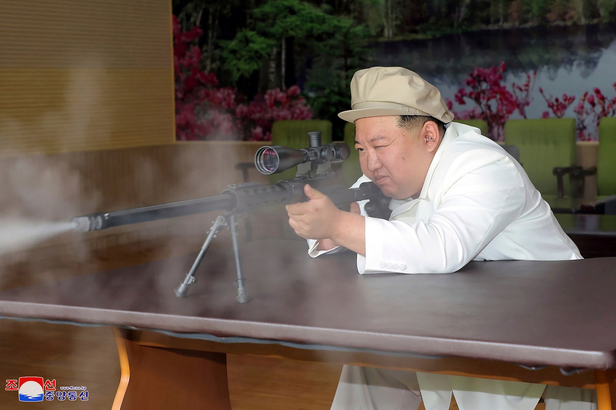 Kim Jong Un, fotografiat când trage cu arma. Liderul nord-coreean, în inspecție la fabricile de armament