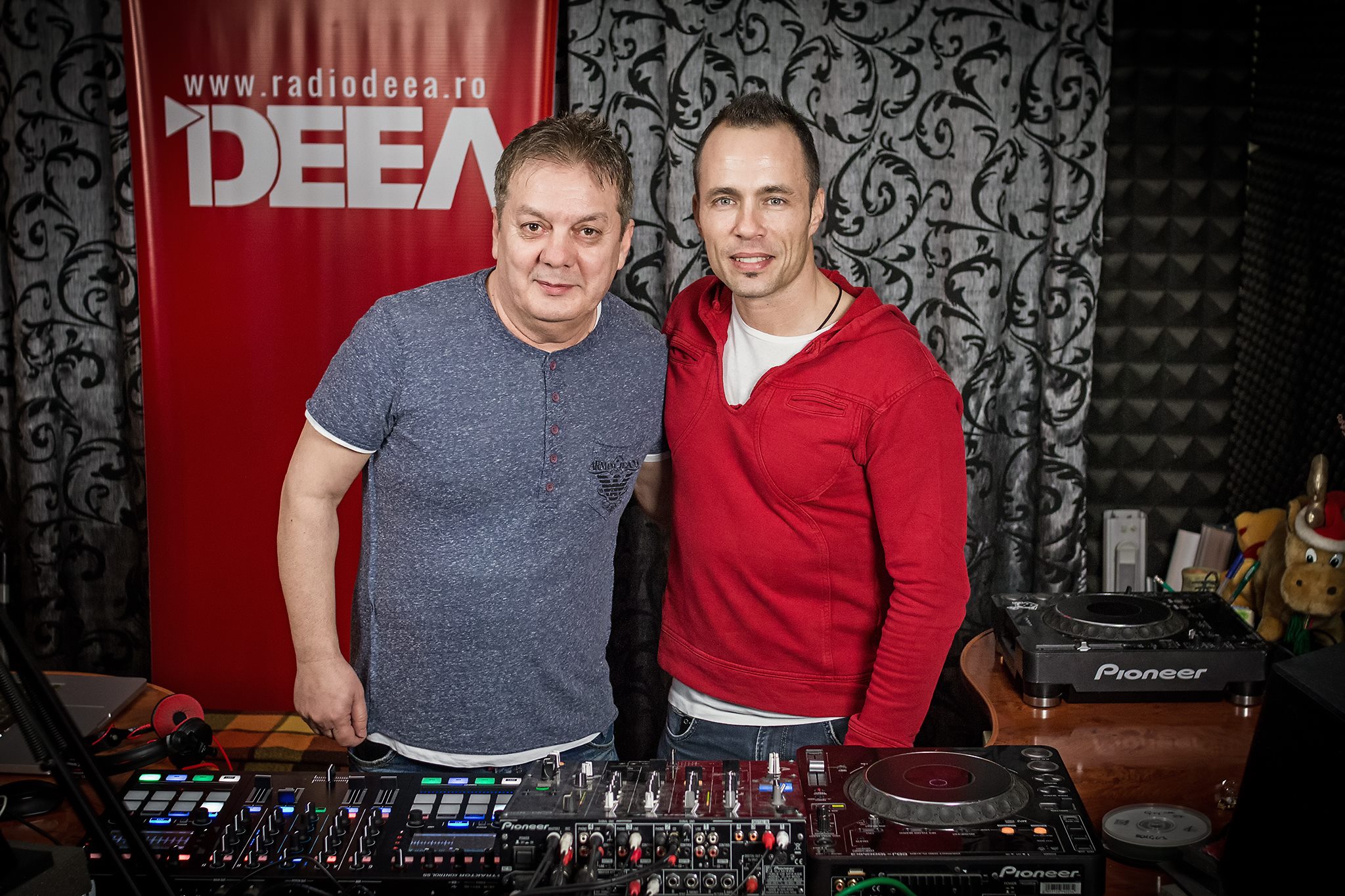 EXCLUSIV/ DJ Adriano și istoria văzută din spatele mixerului. Pune muzică din anii ’70, a adus occidentul în comunism și se ține în trend!