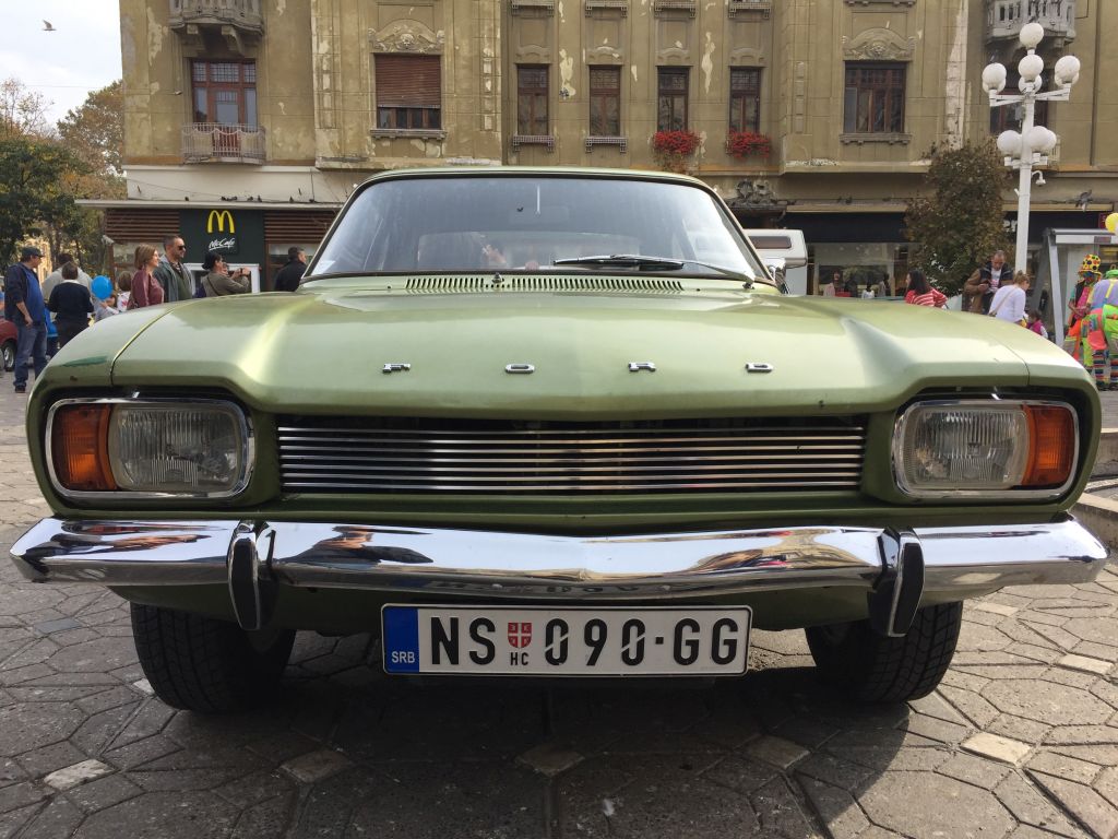 Mașina folosită de Robert Redford în filmul Havana, la Timișoara. E o replică, dar bijuteria a făcut furori printre iubitorii de mașini de epocă