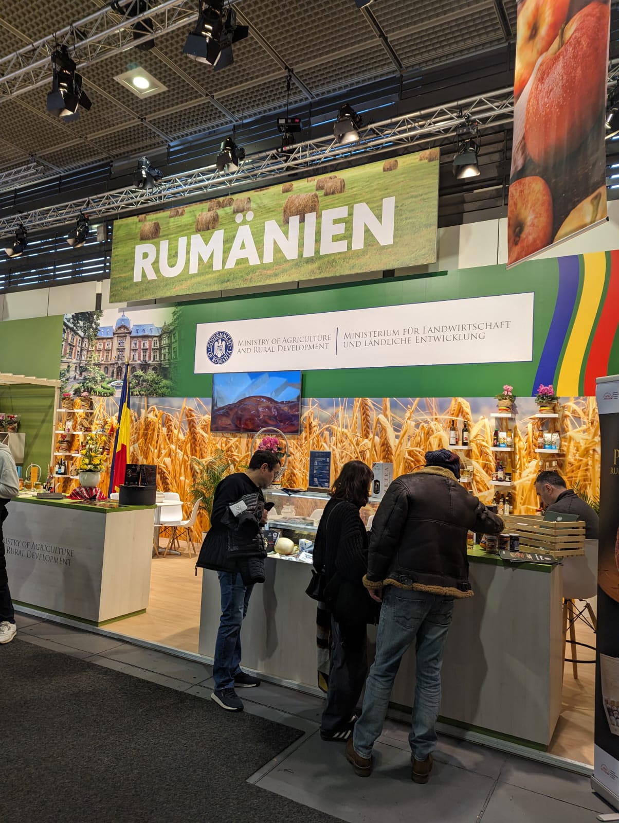 EXCLUSIV. Ministerul Agriculturii a cheltuit 64.000 de euro pentru o vitrină, la un târg internațional din Berlin. Producătorii privați români care au participat separat la același eveniment au cheltuit doar câte „6.000-7.000 de euro”