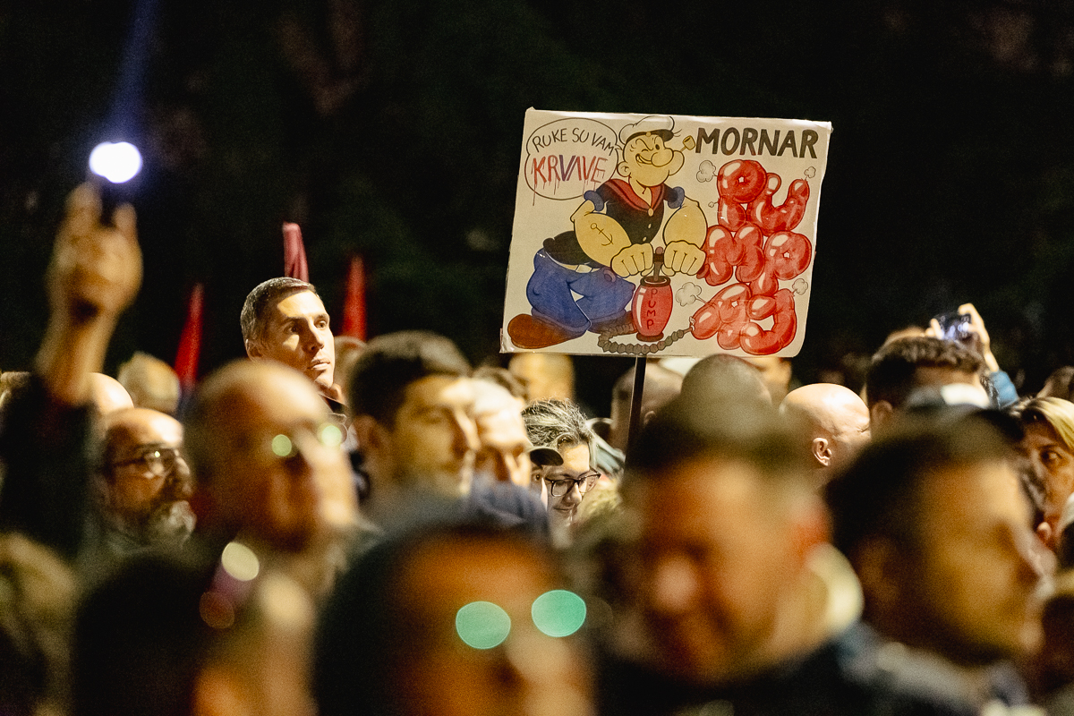 Marele protest de la Belgrad văzut din mulțime: Cratițele și tăcerea care au speriat Puterea FOTOREPORTAJ