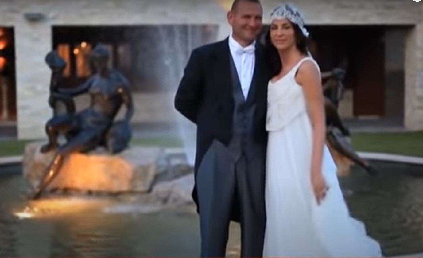Fotografii cu casa în care locuiesc Adina Alberts și Viorel Cataramă. Vila arată ca un muzeu, la fel și grădina, unde au o fântână arteziană cu statui