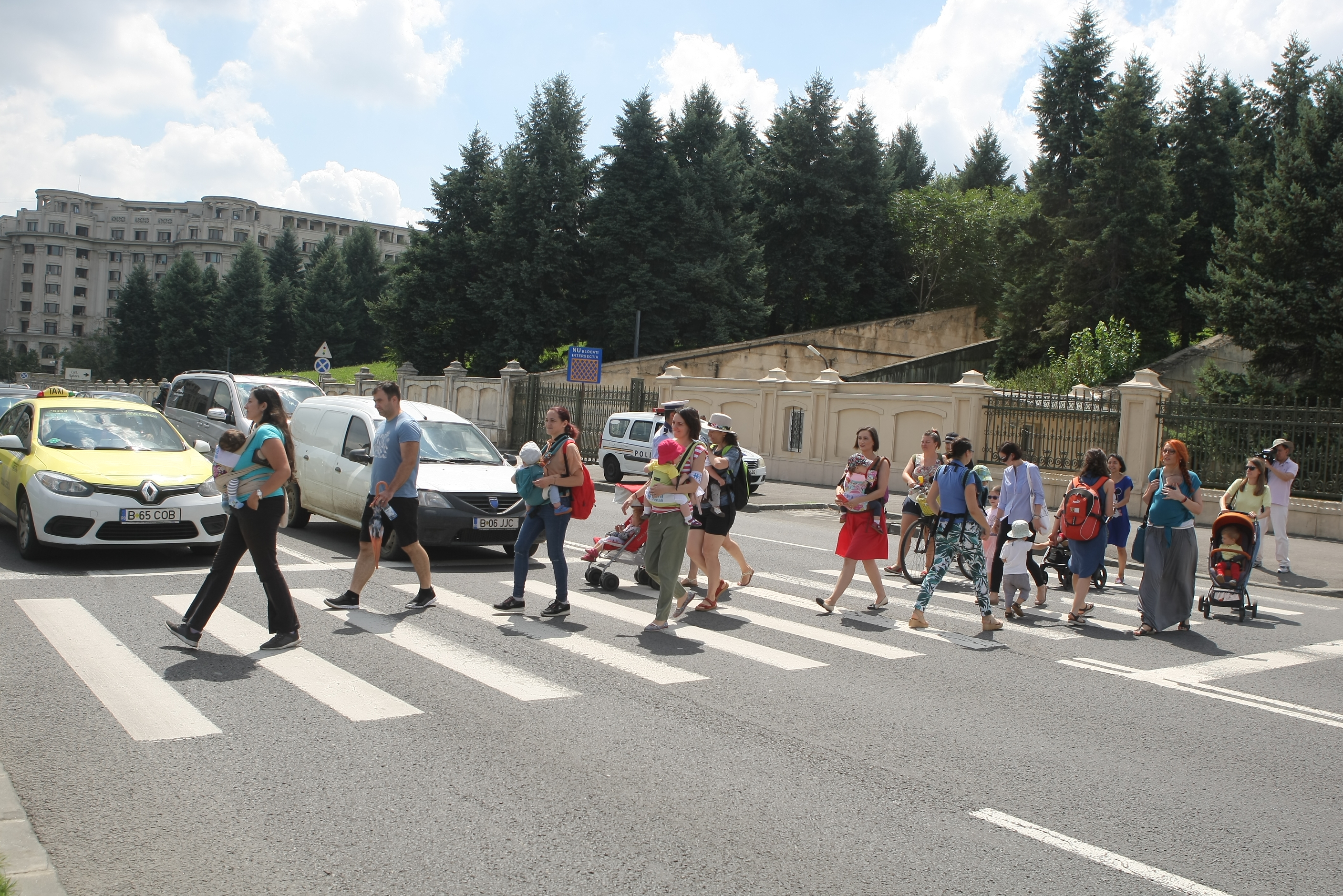 FOTO&VIDEO/ Protest al mamelor la Palatul Parlamentului. Au traversat încontinuu pe o trecere de pietoni din zona Parcului Izvor