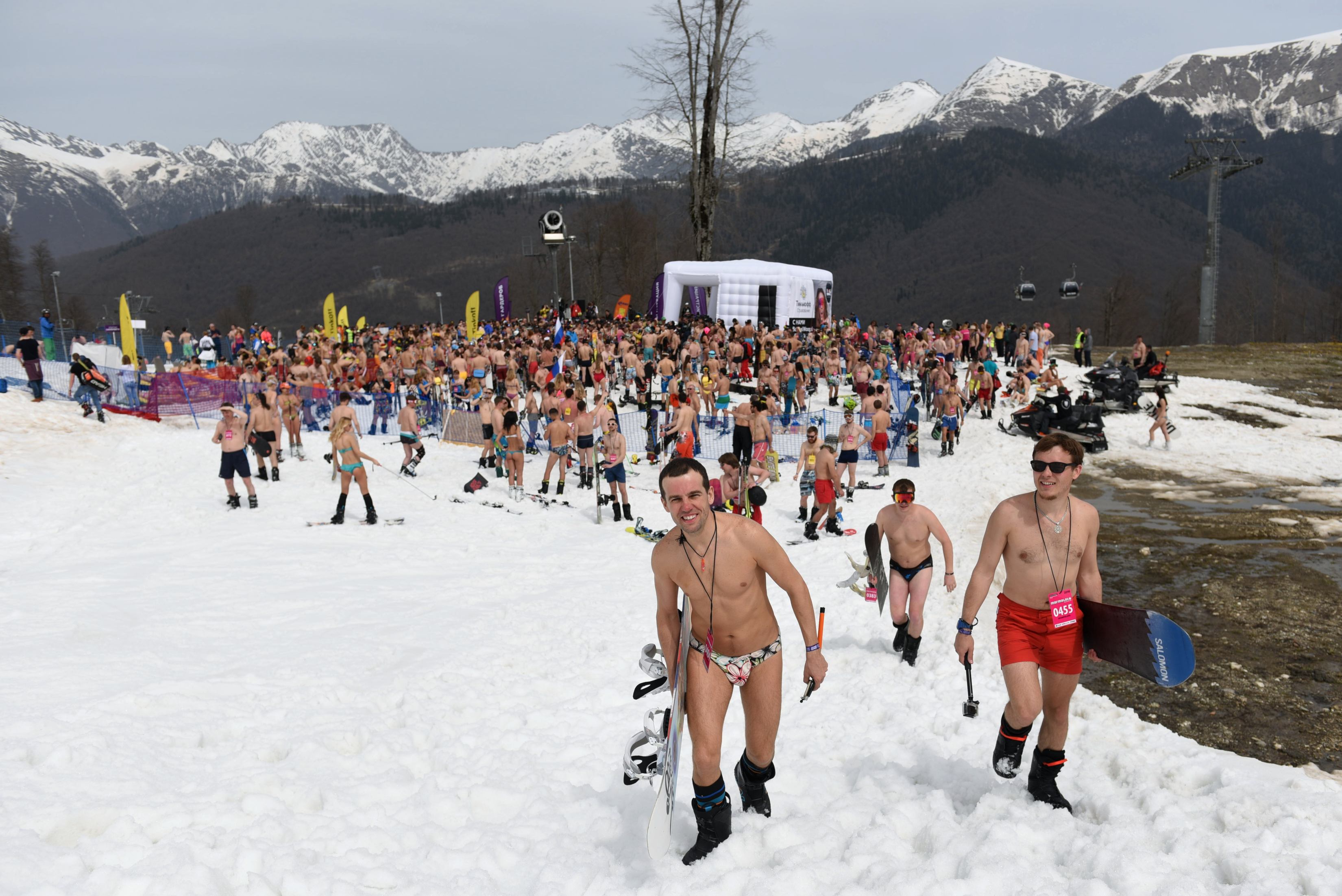 A fost stabilit un nou record în proba de schi în costum de baie / GALERIE FOTO și VIDEO