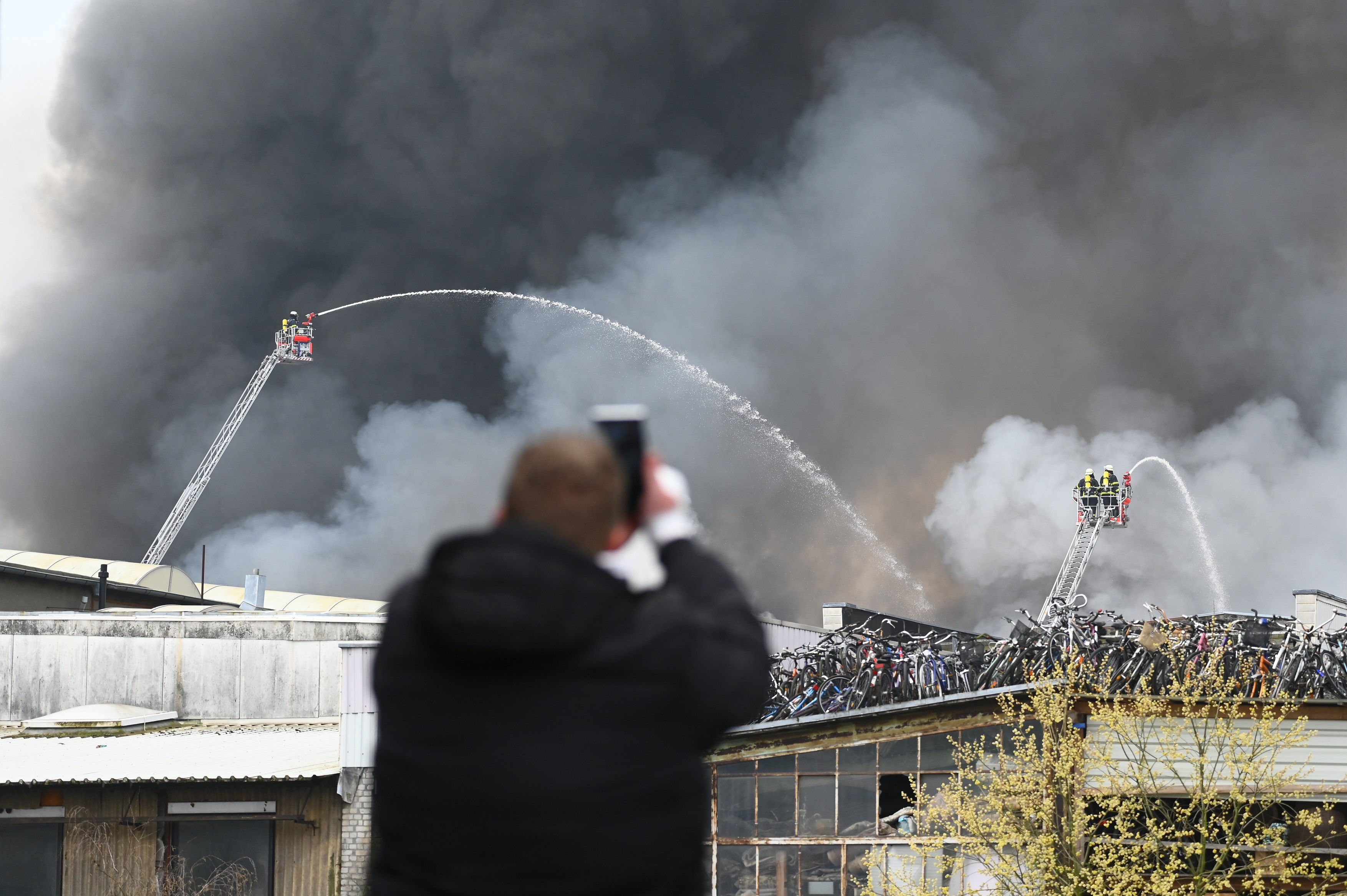 Nor uriaș de fum deasupra orașului Hamburg, după un incendiu la două depozite. „Suntem în beznă”