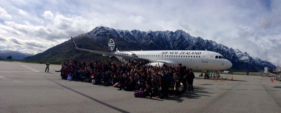 Senzațional! La plecarea neozeelandezilor la Cupa Mondială din Anglia, ^angajații aeroportului au executat o haka pentru rugbiștii aflați în avion. ”Stejarii” ajung miercuri la Londra / VIDEO