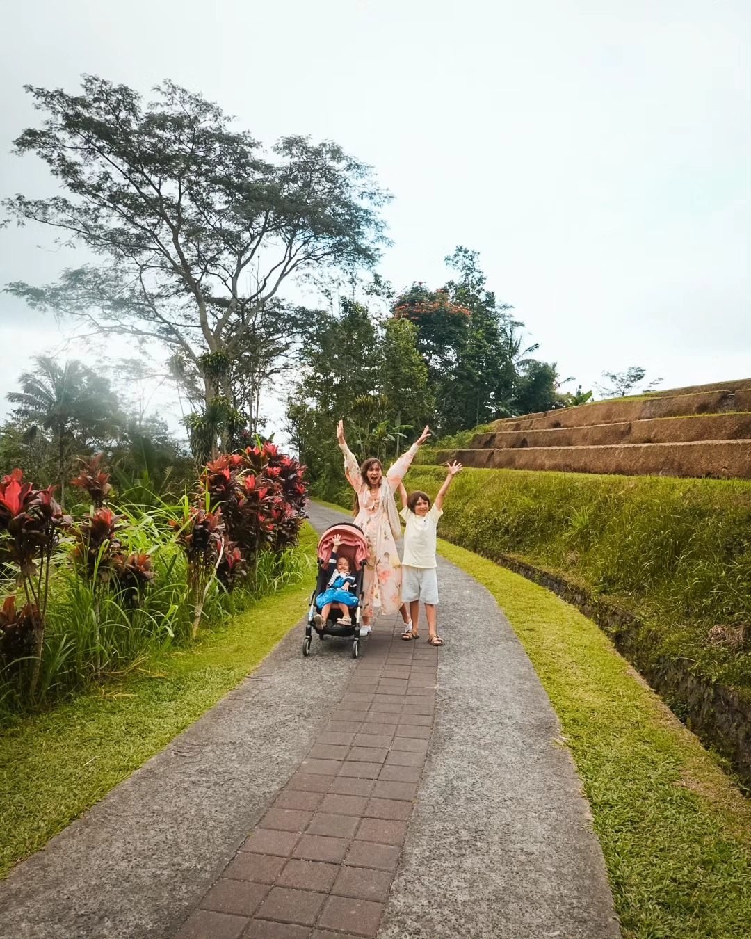 Copiii Danei Rogoz au hrănit peștii cu biberonul, în Bali: „A fost foarte drăguț”. Imagini din vacanța vedetei cu familia