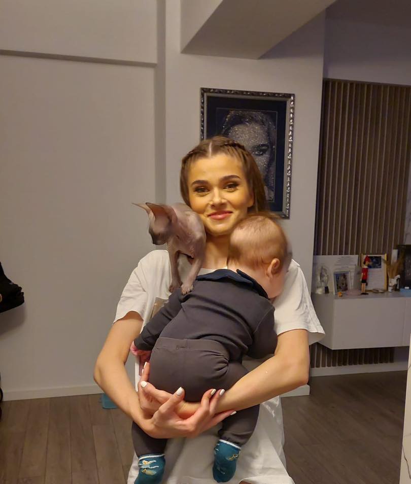 Ce a pățit Theo Rose în miez de noapte. Artista a povestit pas cu pas experiența neplăcută prin care a trecut. „L-am luat pe bărbată-miu ca din oală din pat”