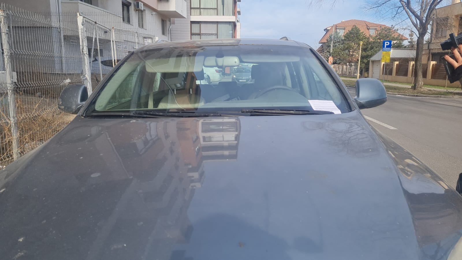 Mașini vandalizate într-un cartier de lux din Constanța. Mesaje ecologiste lăsate în parbrize