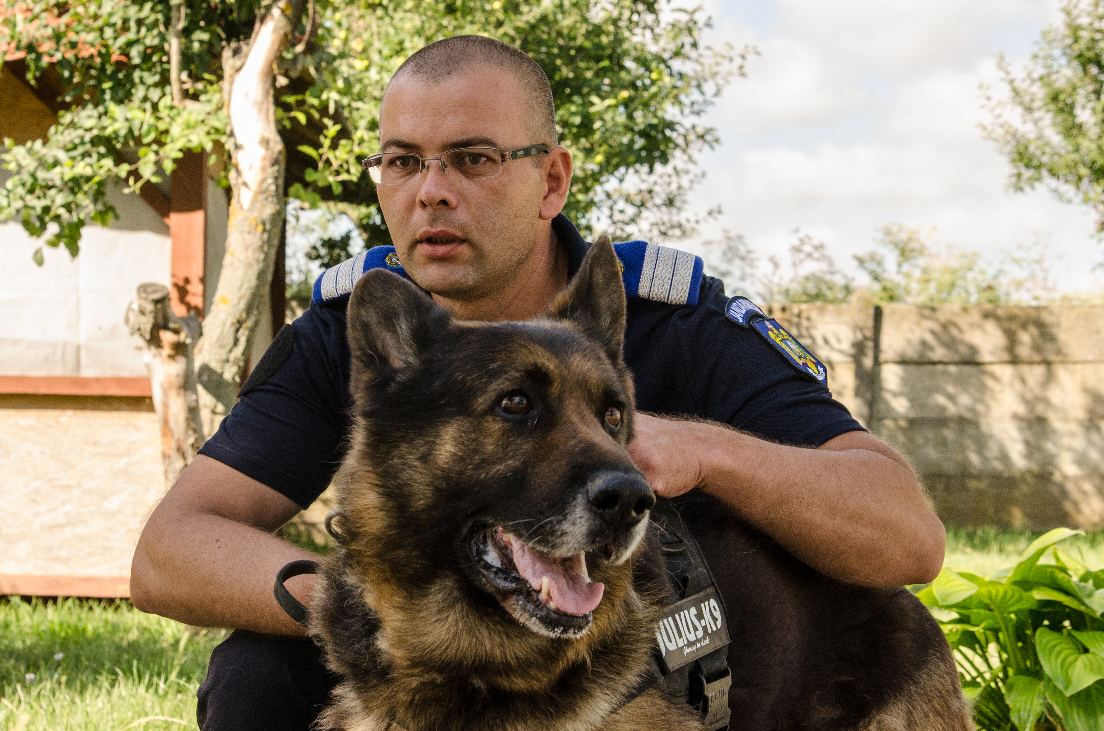 REPORTAJ/ Jandarmul Marius și câinele Mabanu, o prietenie mai presus de meserie. Deși a fost pensionat, ciobănescul german rămane cu plutonierul major/ (Foto&Video)