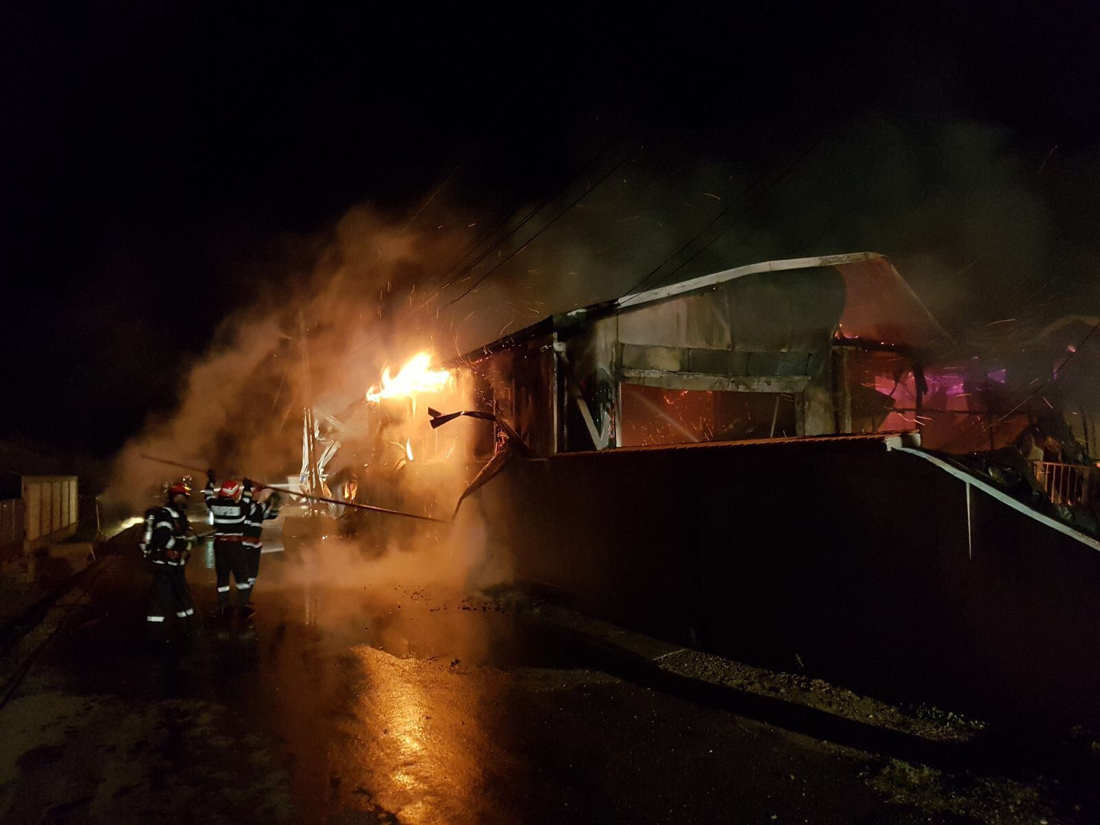 FOTO & VIDEO | Incendiu la un service auto în comuna Puchenii Mari, pe DN 1. UPDATE