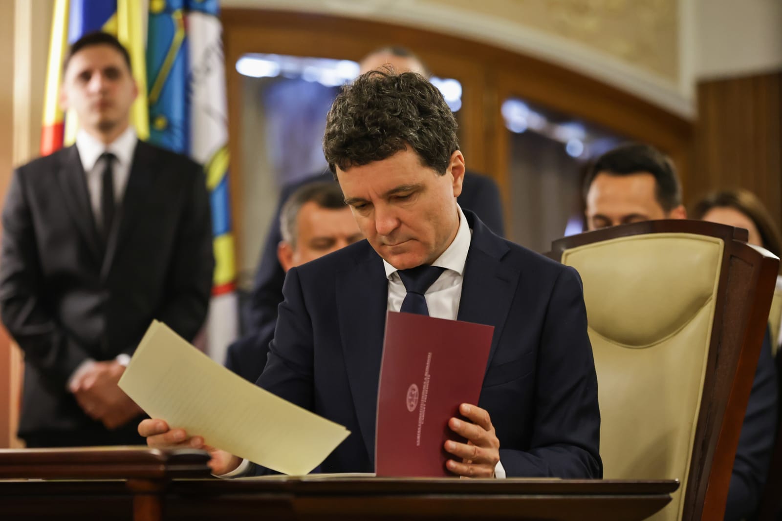 Oamenii președintelui Dan, noile mutări politice și debutul negocierilor pentru guvern. Prima predare simbolică a puterii | Reportaj