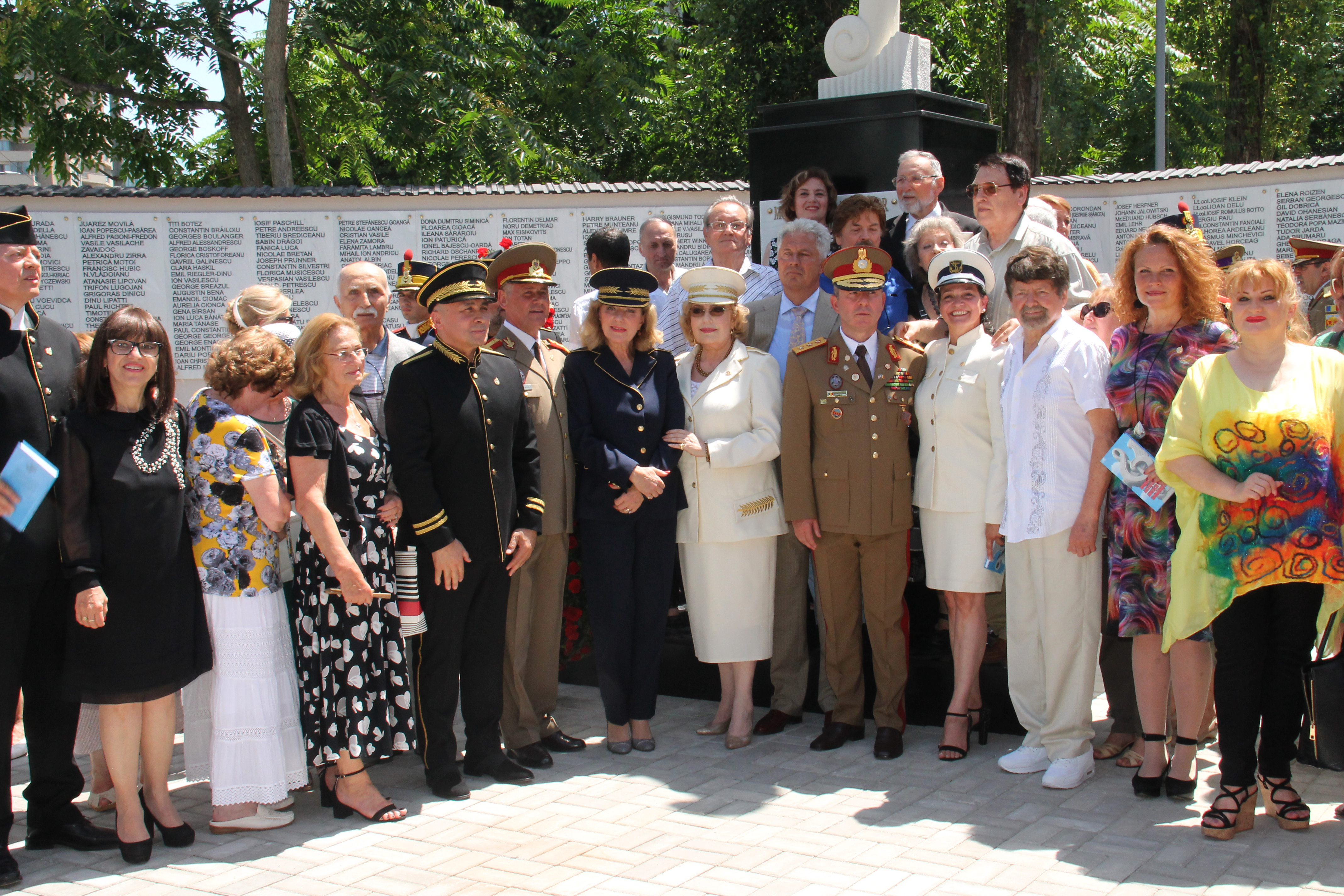 Corina Chiriac, Daniel Iordăchioaie, Ileana Șipoteanu și Marcel Pavel au dat milităria jos din pod! Cum arată cântăreții în uniforme