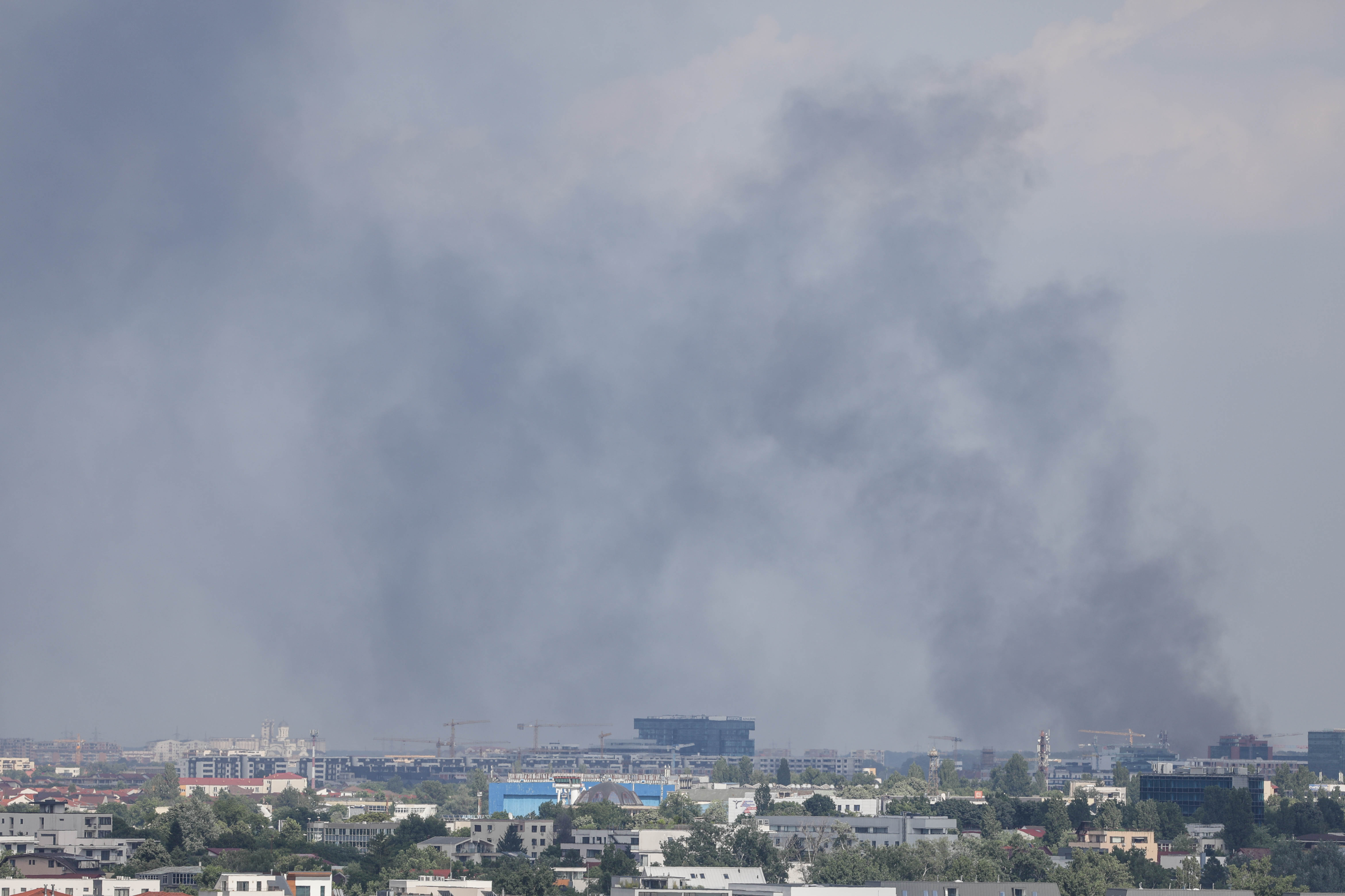VIDEO | Incendiu masiv în nordul Capitalei, în zona Pipera. Un bloc în construcții, cuprins de flăcări