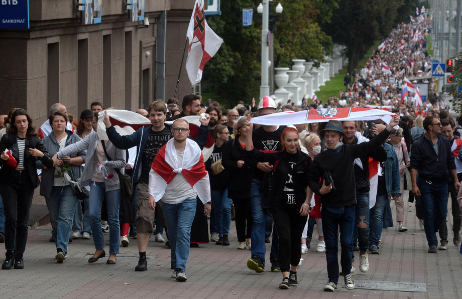 Protest uriaș la Minsk, în a patra săptămână de manifestații anti-Lukaşenko. Peste 30 de oameni au fost arestaţi