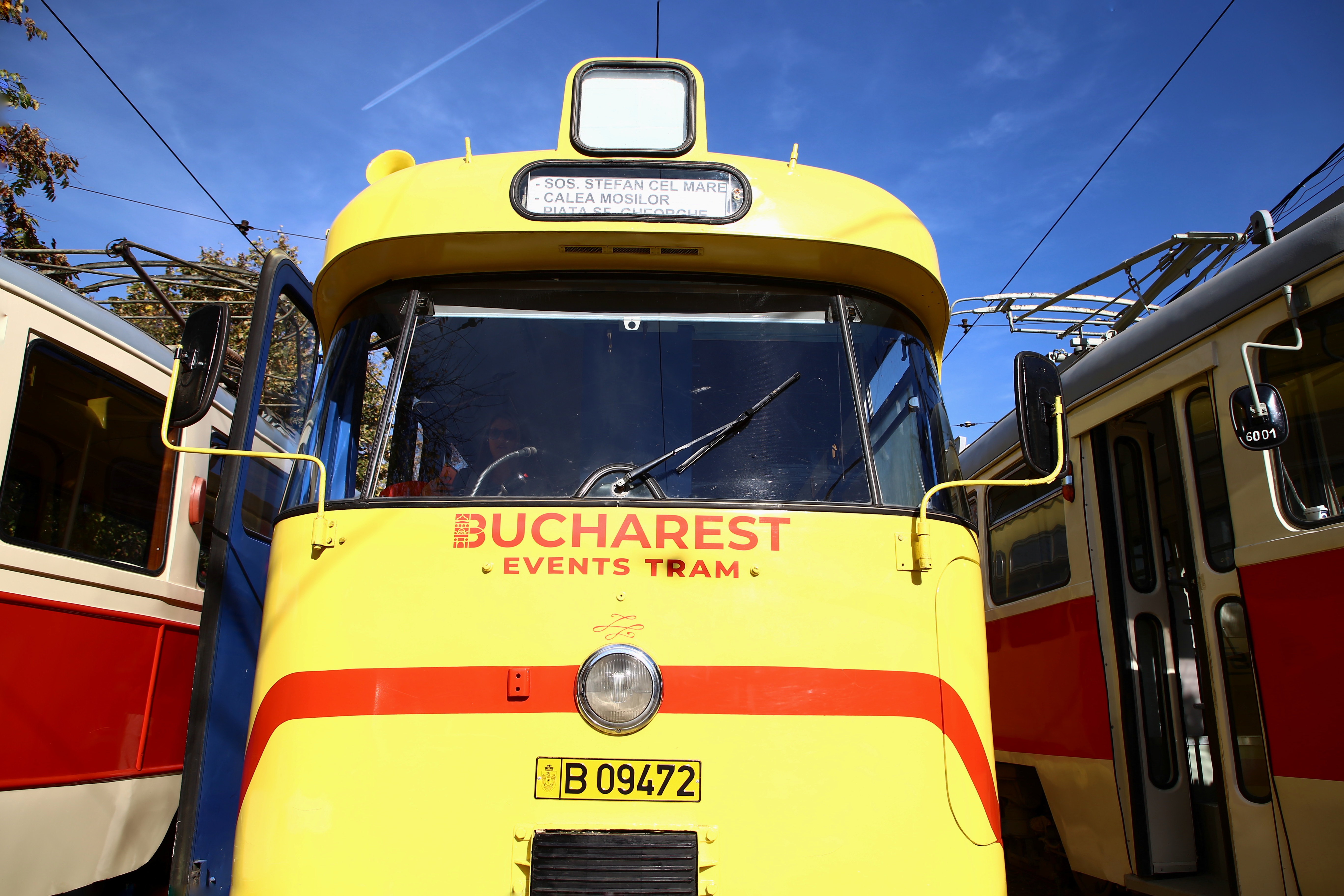 GALERIE FOTO / Imagini inedite cu tramvaiele de epocă, la paradă în București. În vagoane a cântat fanfara, iar vatmanul a purtat uniforma de altădată