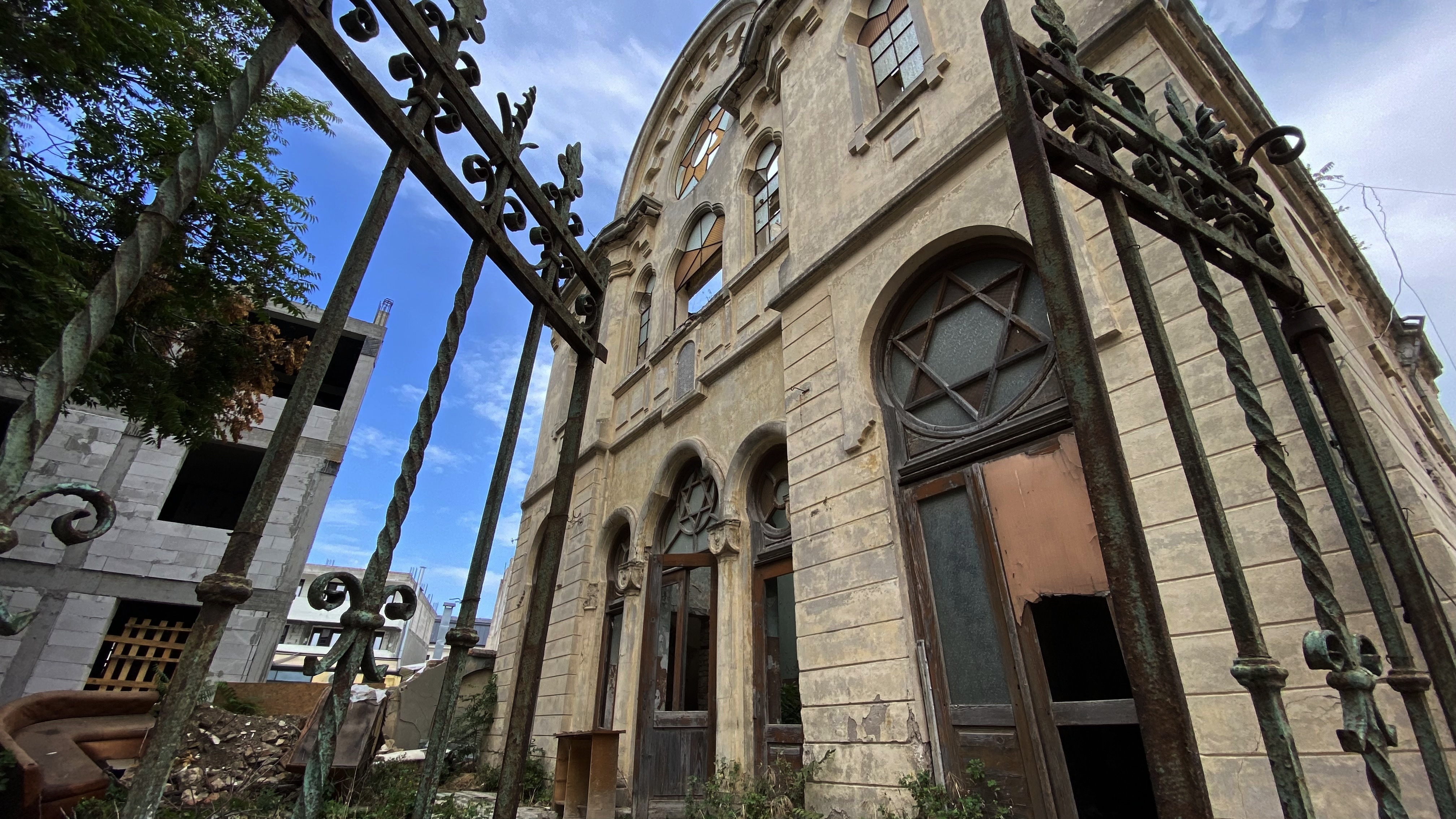 Sinagoga din Constanța, ruina de la malul mării. Clădirea comunității evreiești e în pericol de prăbușire, dar urmează să fie readusă la viață cu două milioane de euro