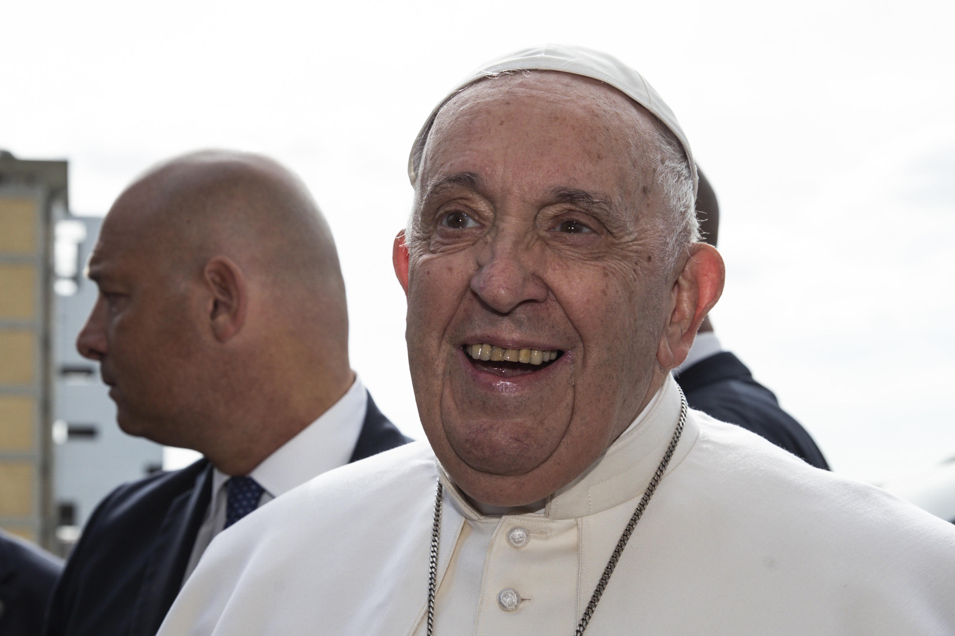 Papa Francisc, după ce a fost externat: „Sunt încă în viață”. Mâine va conduce slujba catolică de Florii