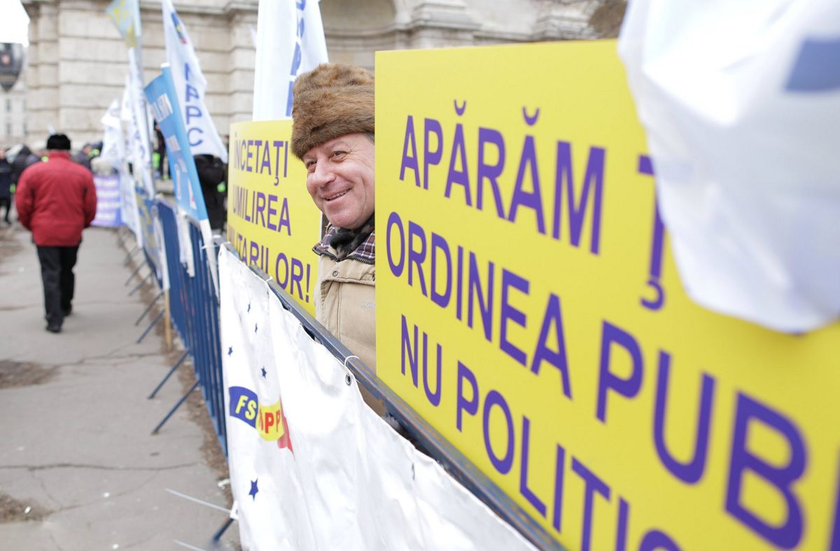 GALERIE FOTO/ Sindicaliștii din poliție și penitenciare protestează în stradă chiar în toiul reuniunii miniștrilor europeni de la București. Care sunt revendicările