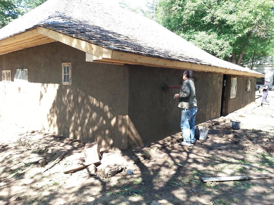 Clacă la casa lui George Enescu! Voluntarii au reparat pereții cu mâinile goale