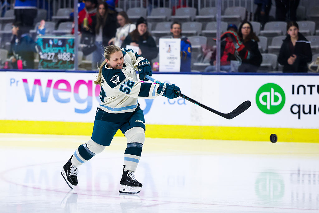 Így repül 1300 melltartó a hokipályára – videó