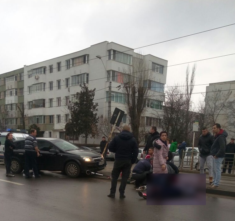 Doi copii și o femeie, răniți de o mașină pe trecerea de pietoni în Galați | FOTO