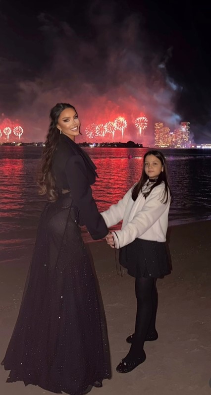 Claudia Pătrășcanu reacționează după ce s-a spus că a petrecut Revelionul cu Bianca Drăgușanu și Gabi Bădălău. Se aflau toți trei în Dubai