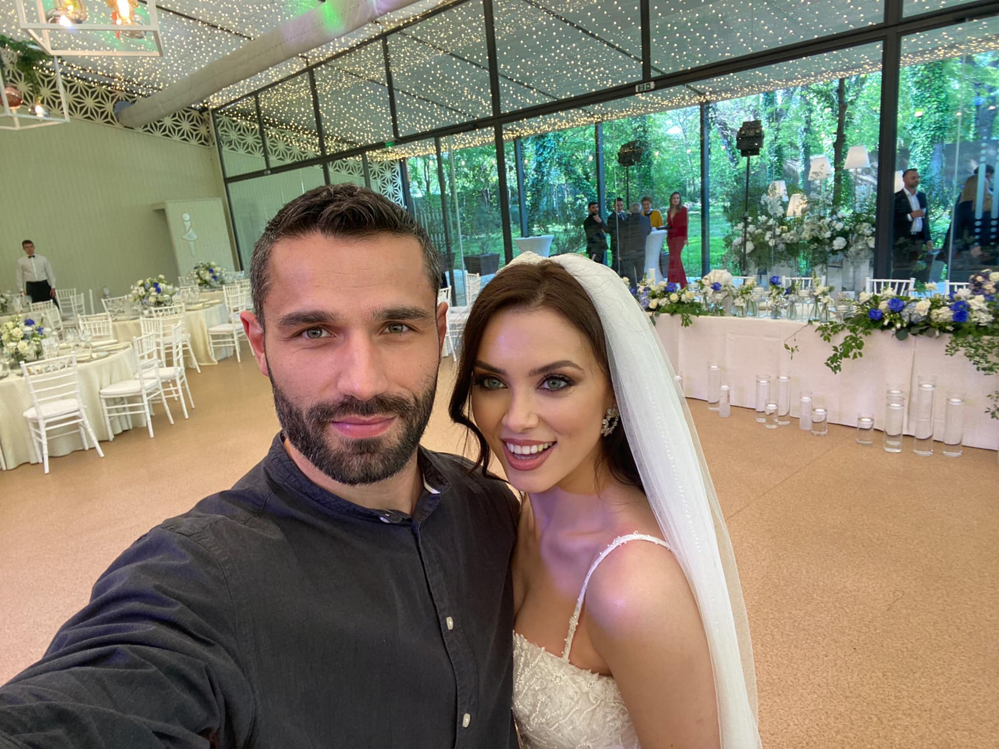 Anca Dumitra s-a căsătorit religios. Primele imagini cu actrița în rochie de mireasă