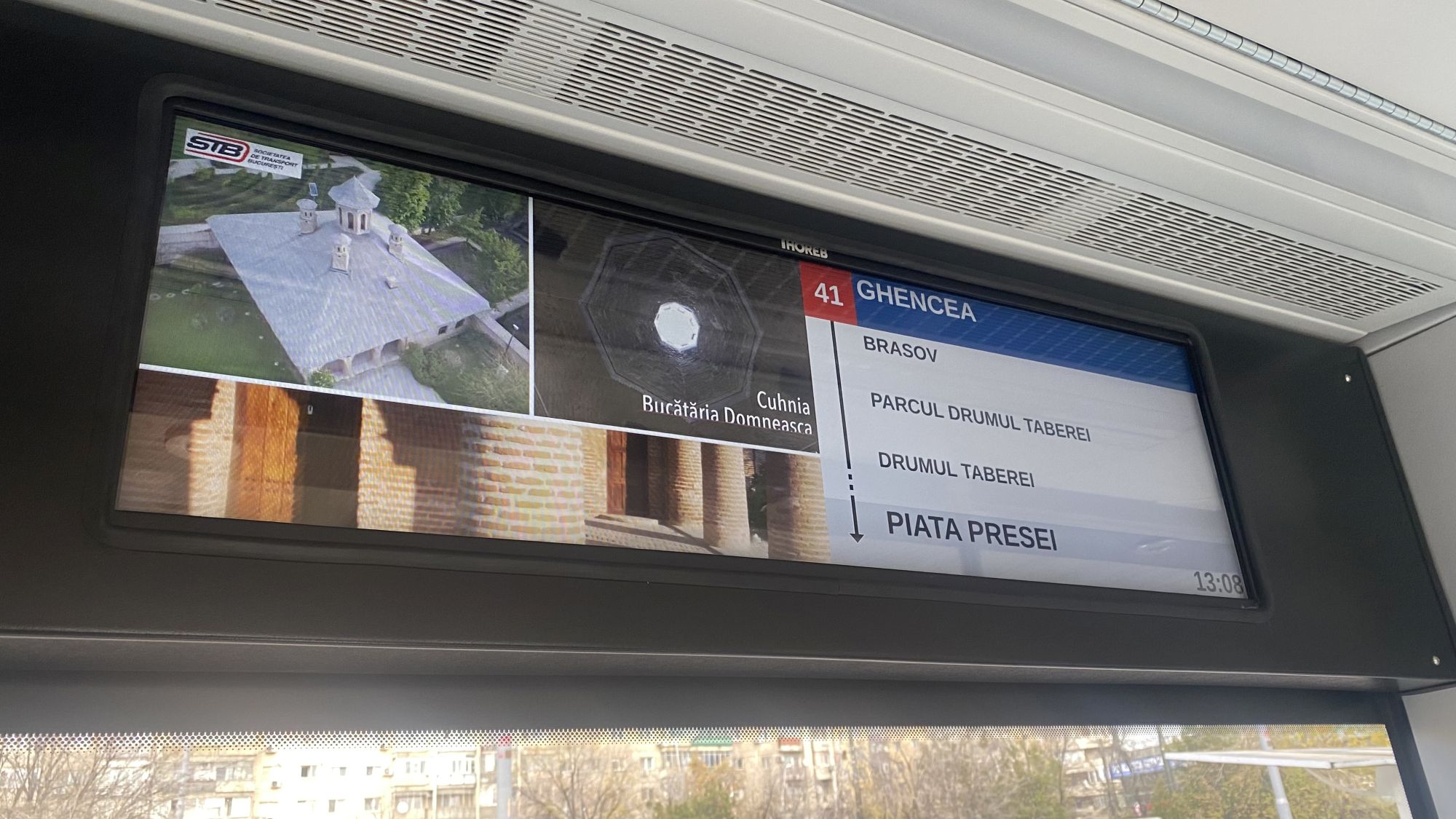 FOTO. Primele impresii ale bucureștenilor după ce au mers cu noile tramvaie de pe linia lui 41: „Mult mai înghesuite, dar frumoase și călduroase”