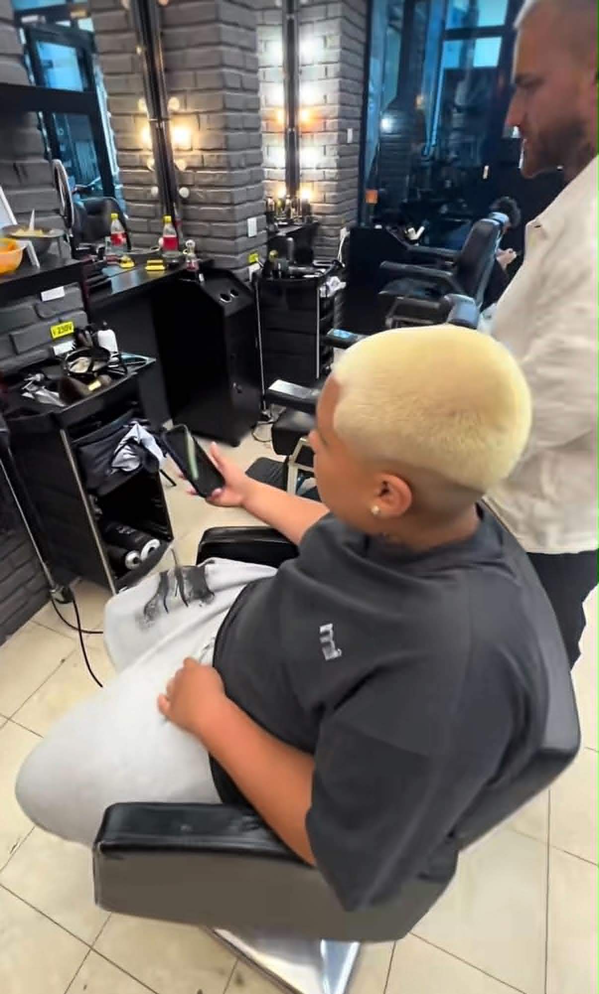 Cum arată acum Dominic, fiul cel mare al Antoniei și al lui Alex Velea. Schimbarea de look a adolescentului a stârnit controverse