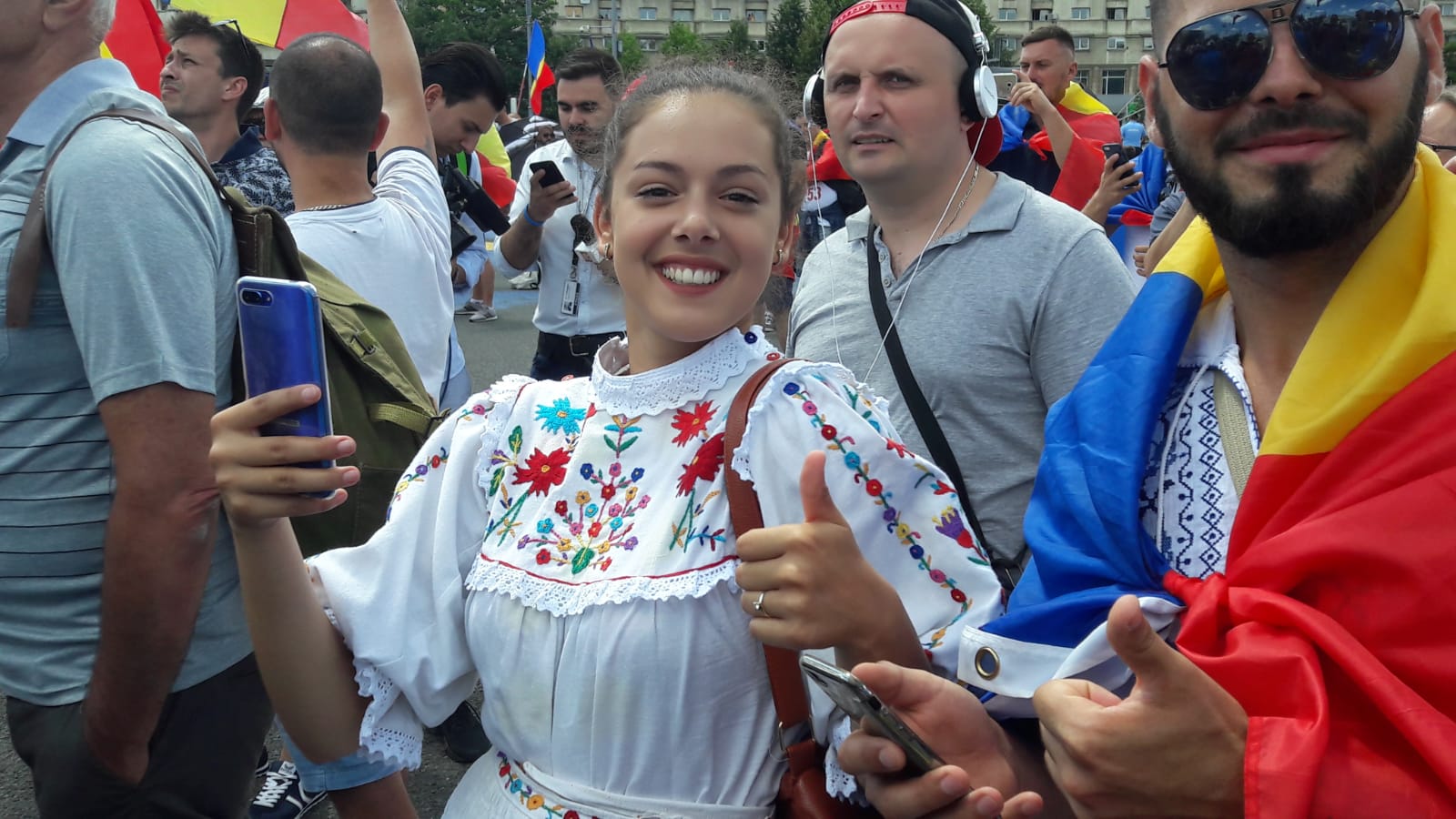 LIVE TEXT/ Mitingul diasporei, în Piața Victoriei. Război total între jandarmi și huligani (FOTO&VIDEO)