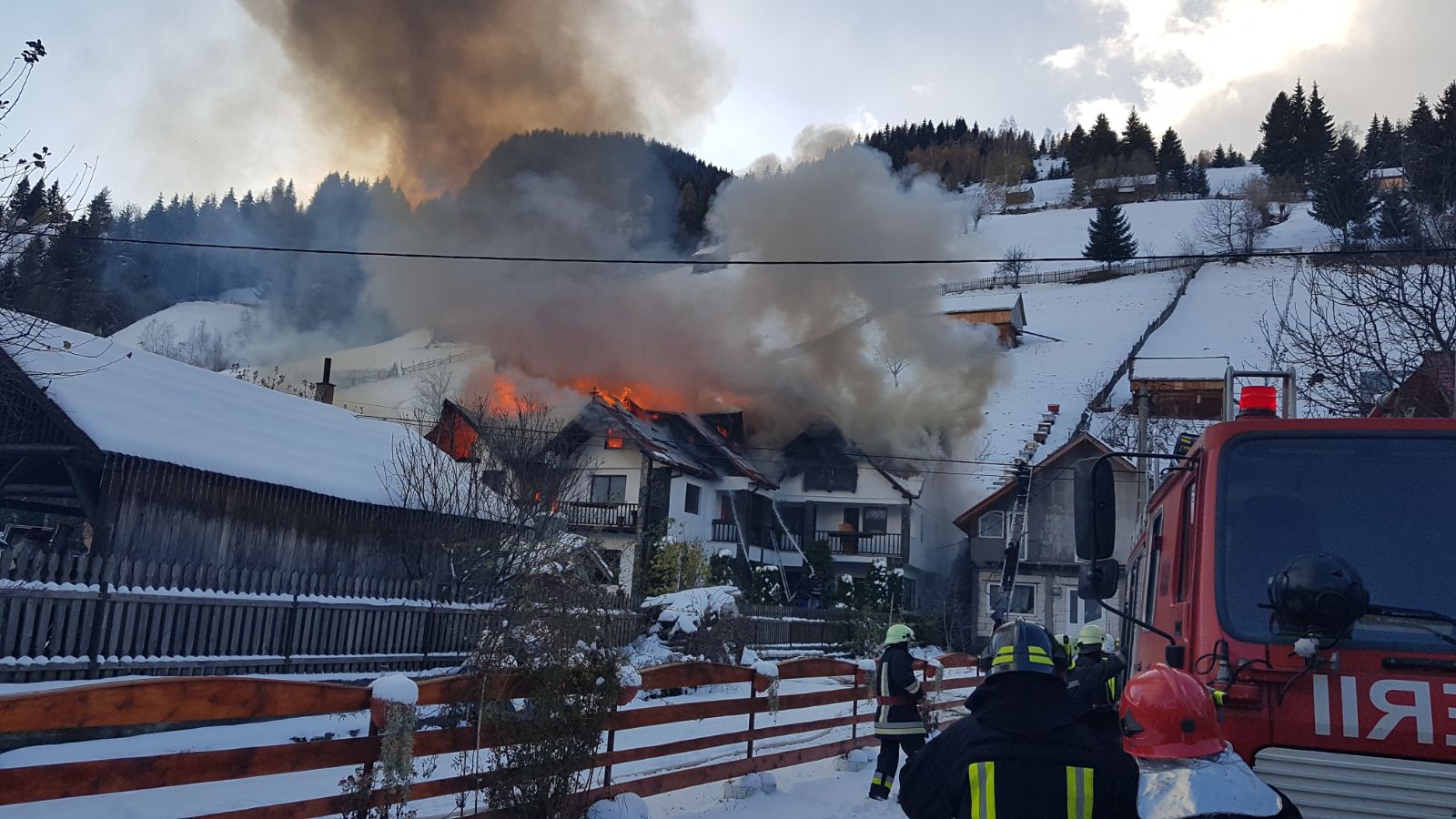 UPDATE: O casă şi o pensiune din Moieciu de Sus au luat foc. Incendiul, stins după mai bine de 13 ore| FOTO&VIDEO