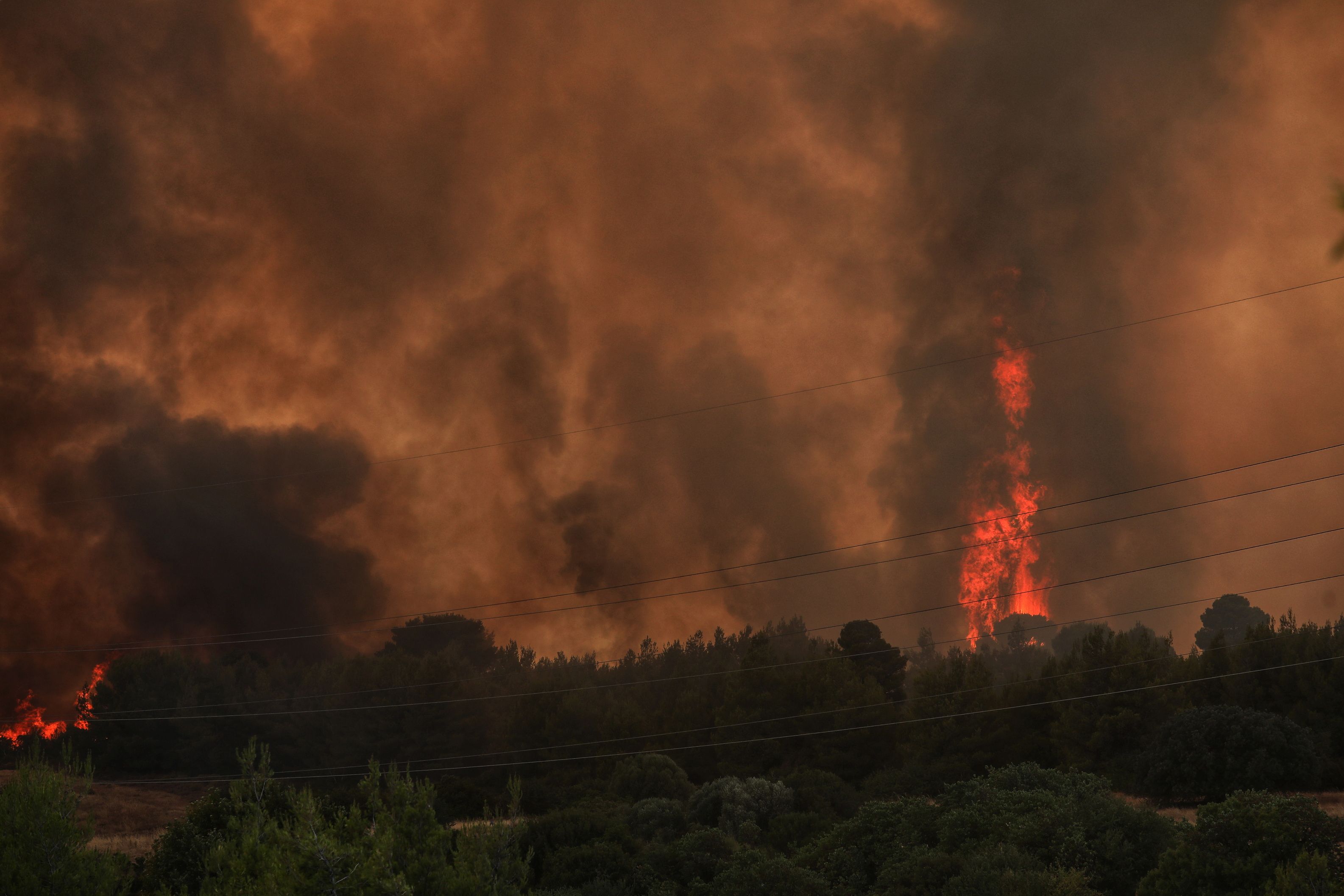 „Închideți geamurile și nu ieșiți din case”. Avertismentul primit de locuitorii din Atena, în urma incendiilor